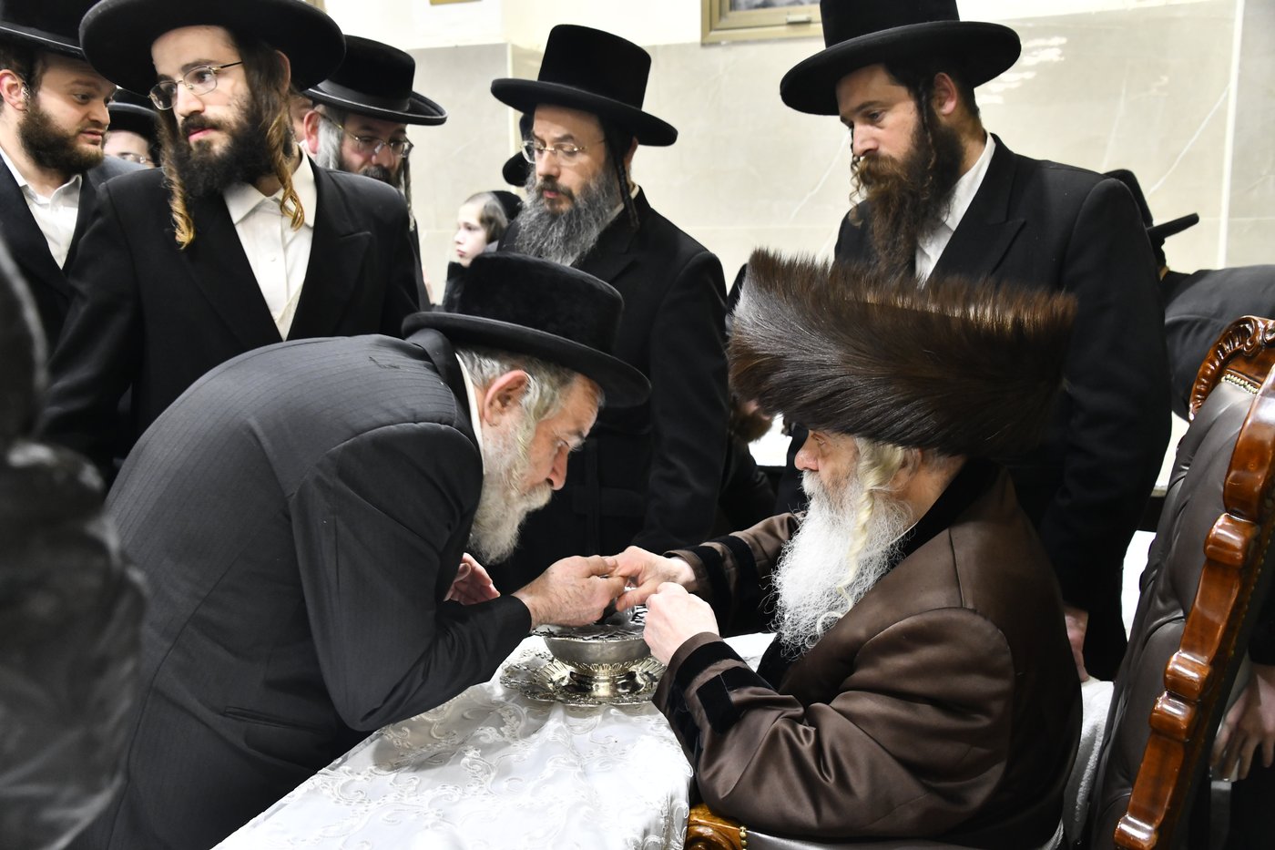 האדמו"ר מקרעטשניף י-ם בהדלקת נרות חנוכה