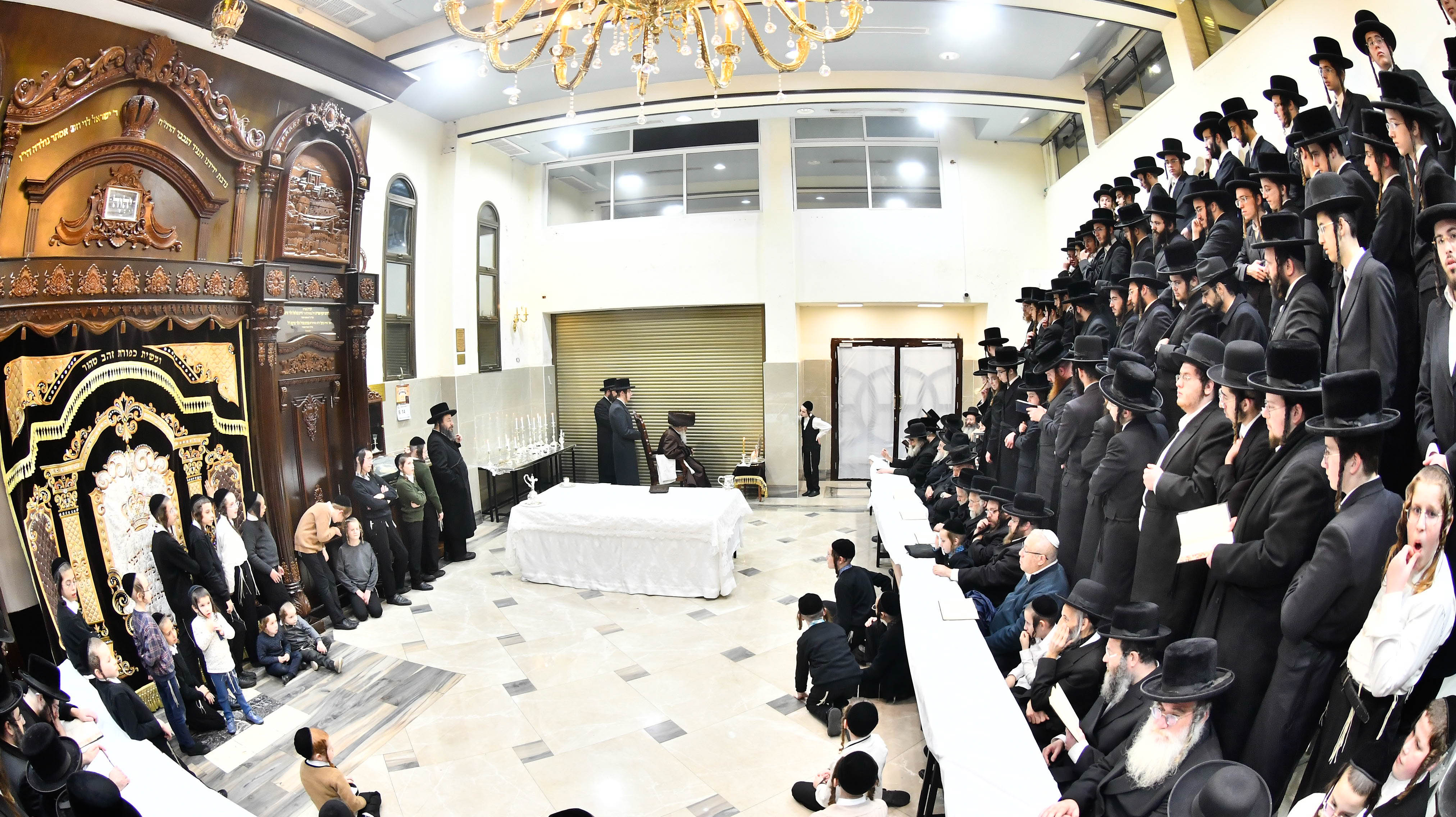 האדמו"ר מקרעטשניף י-ם בהדלקת נרות חנוכה