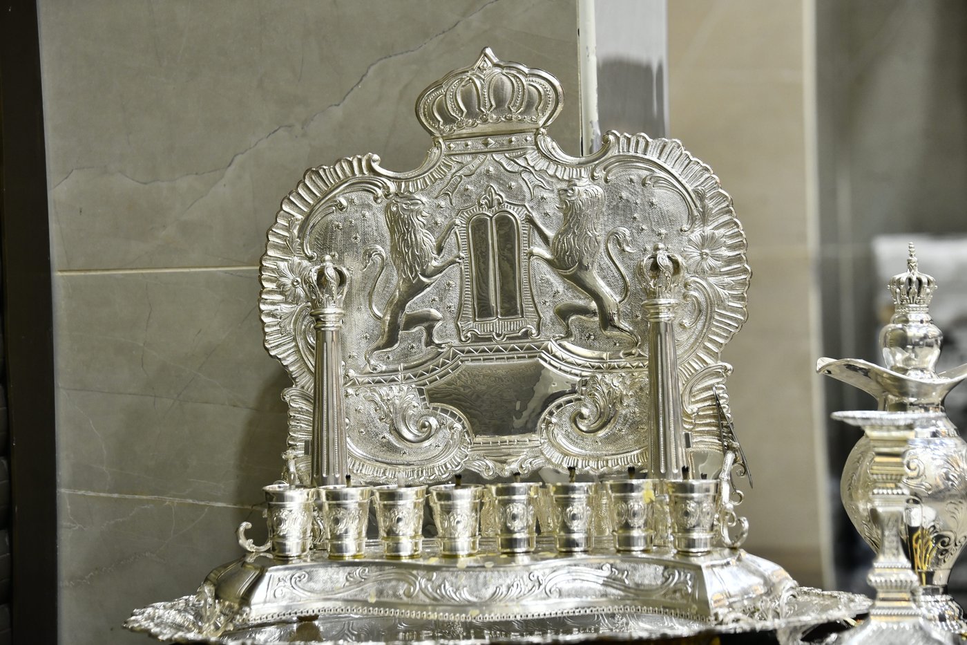 חנוכיית האדמו"ר מקרעטשניף י-ם