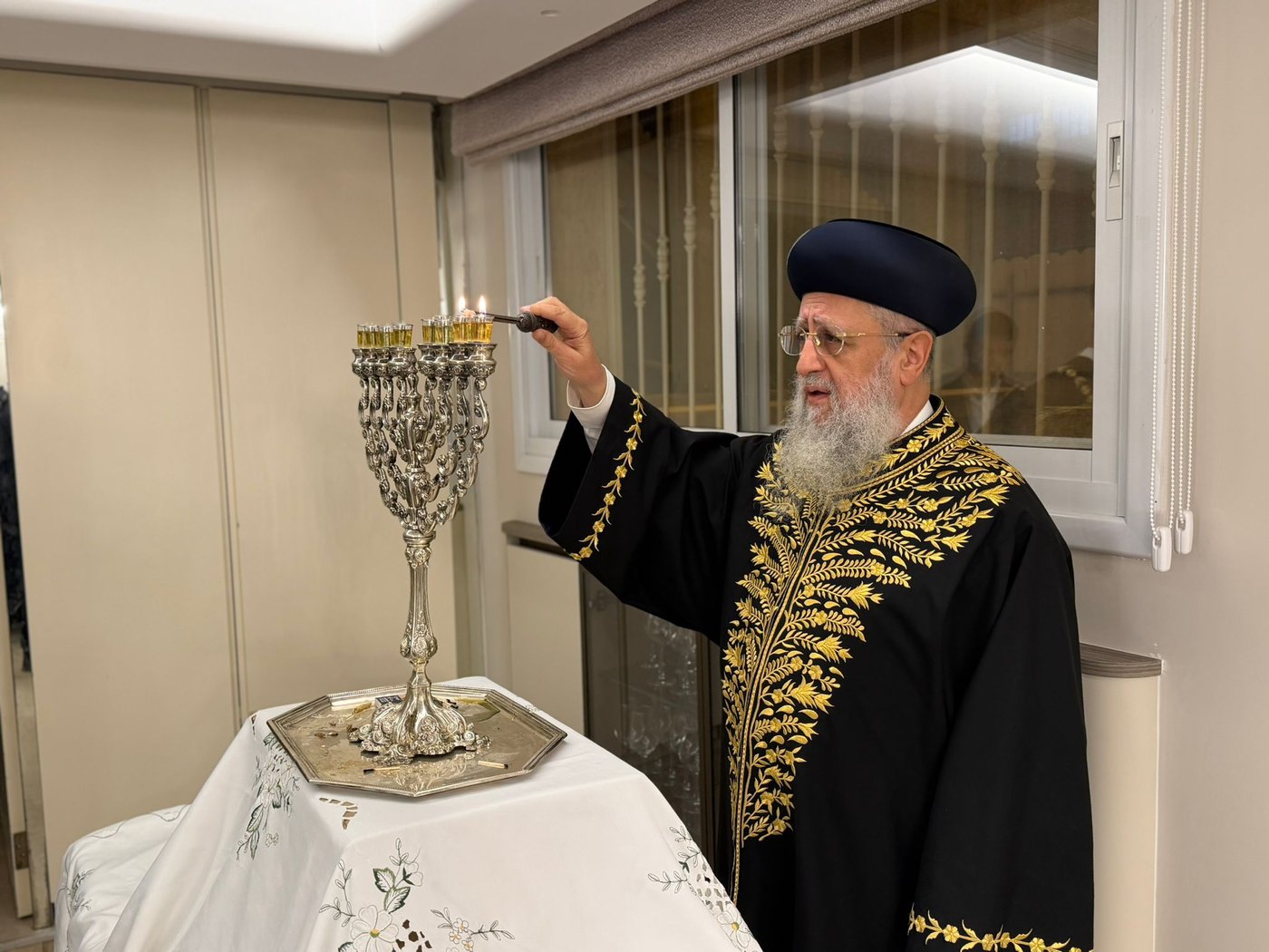 הראשל"צ הגר"ד יוסף בהדלקת נר שמיני של חנוכה