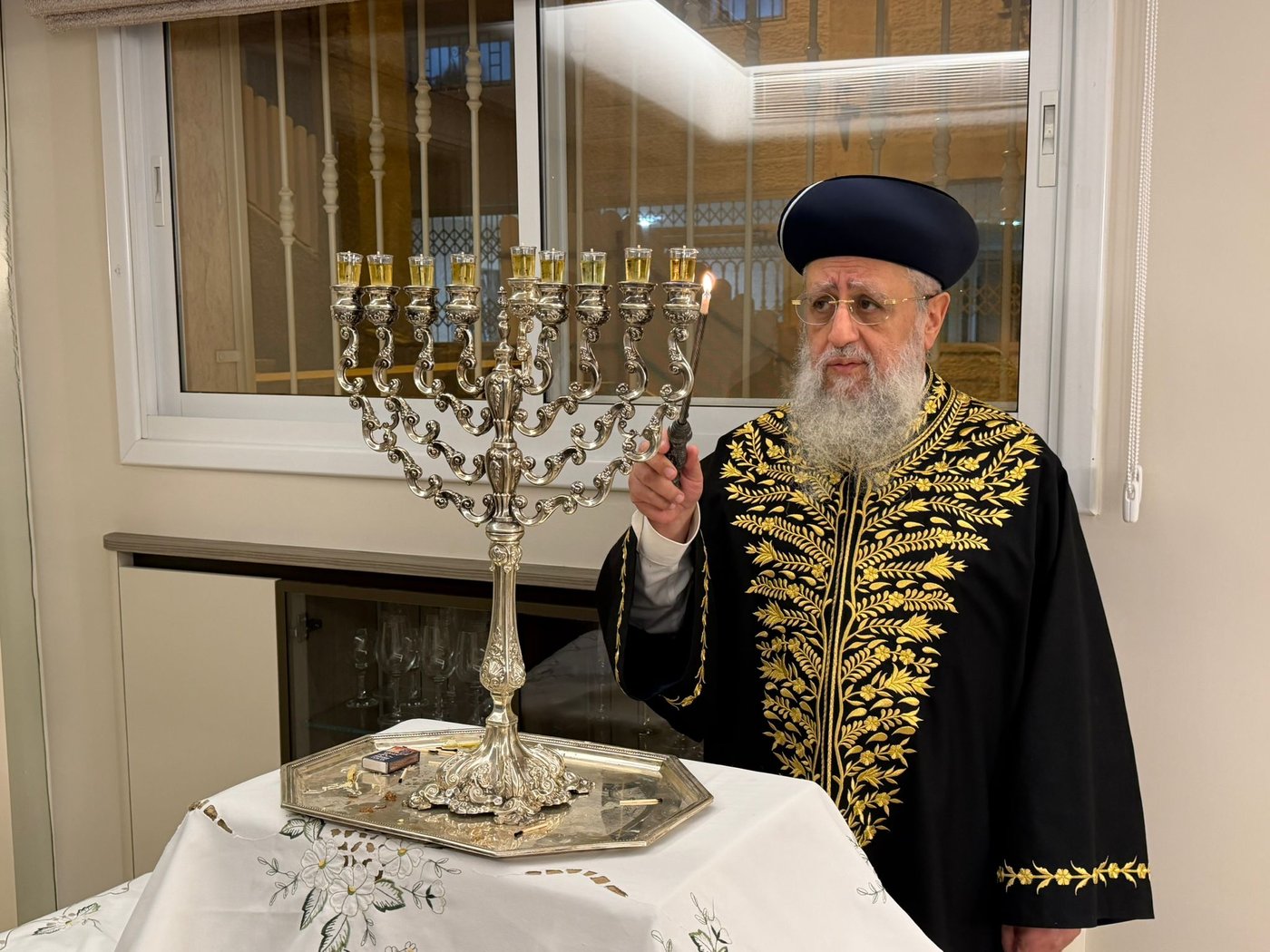 הראשל"צ הגר"ד יוסף בהדלקת נר שמיני של חנוכה