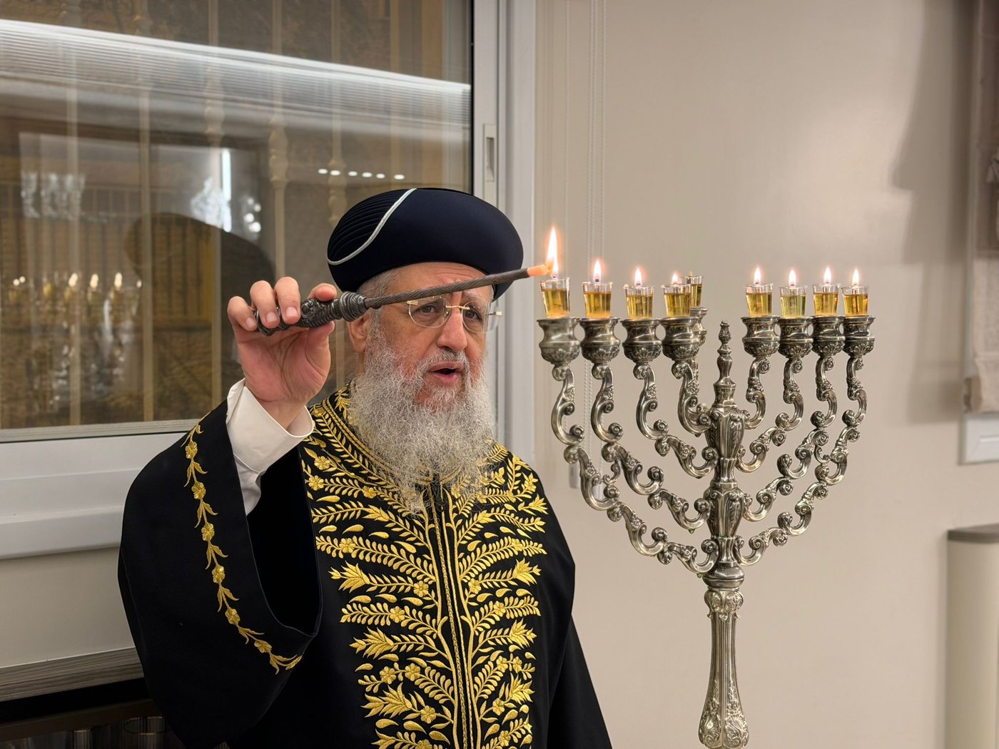 הראשל"צ הגר"ד יוסף בהדלקת נר שמיני של חנוכה