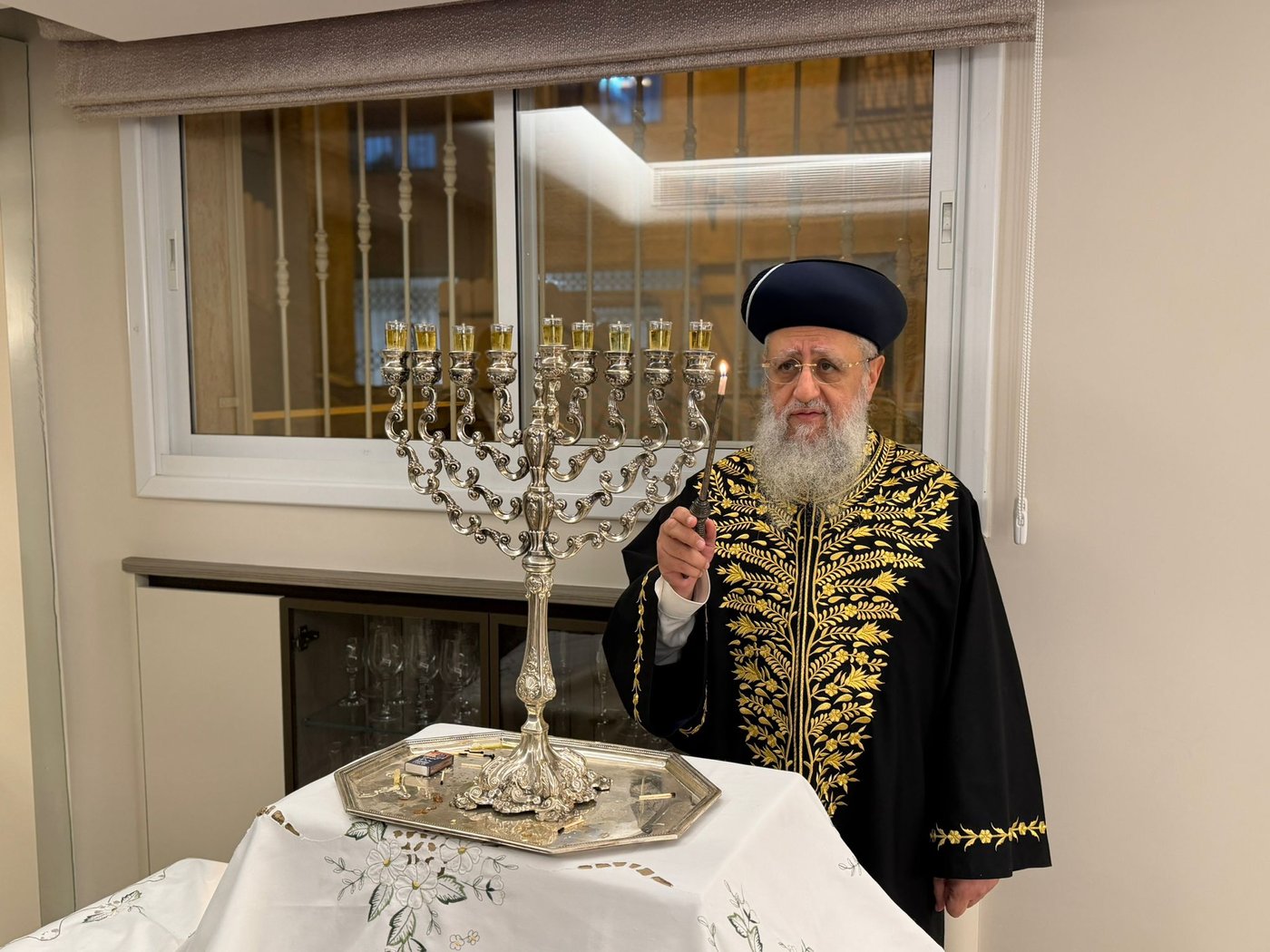 הראשל"צ הגר"ד יוסף בהדלקת נר שמיני של חנוכה