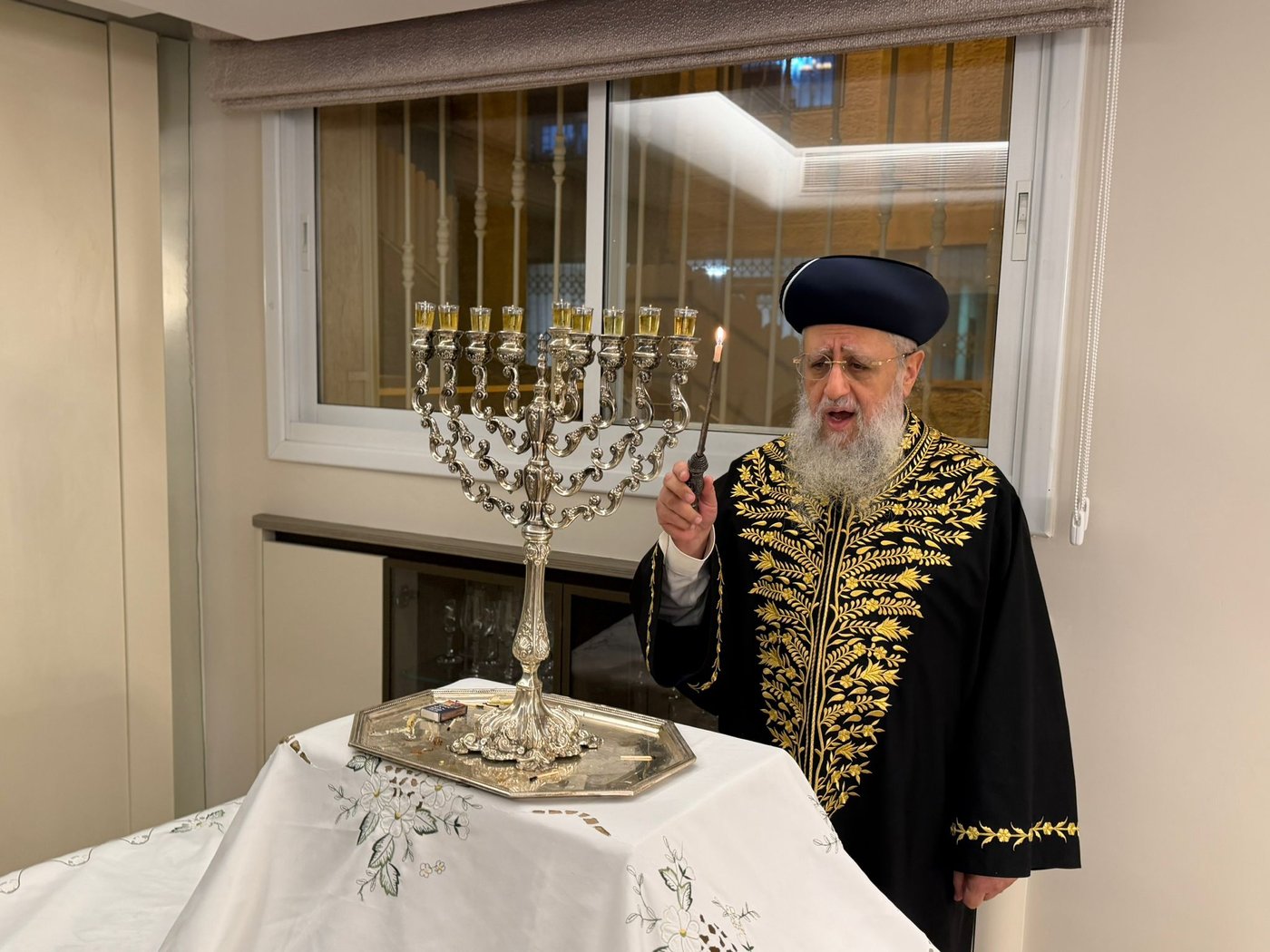 הראשל"צ הגר"ד יוסף בהדלקת נר שמיני של חנוכה