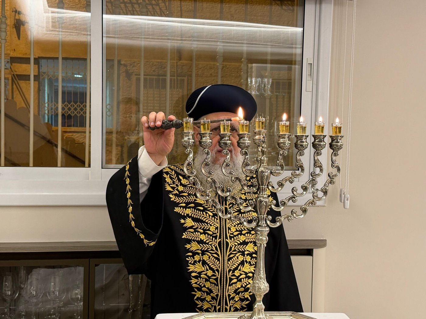 הראשל"צ הגר"ד יוסף בהדלקת נר שמיני של חנוכה