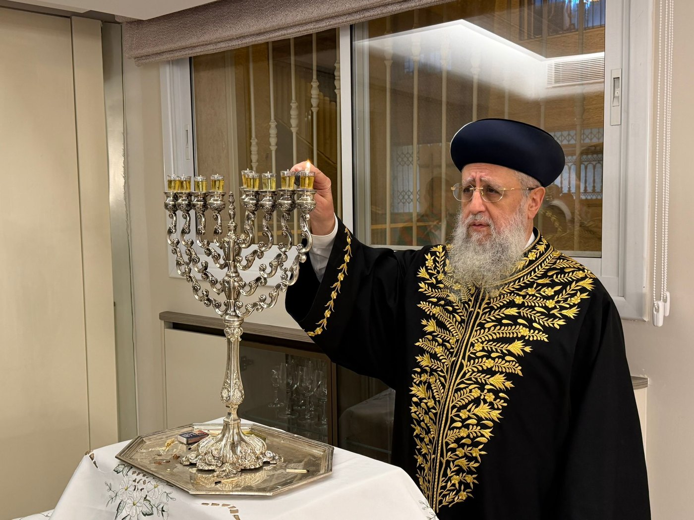 הראשל"צ הגר"ד יוסף בהדלקת נר שמיני של חנוכה