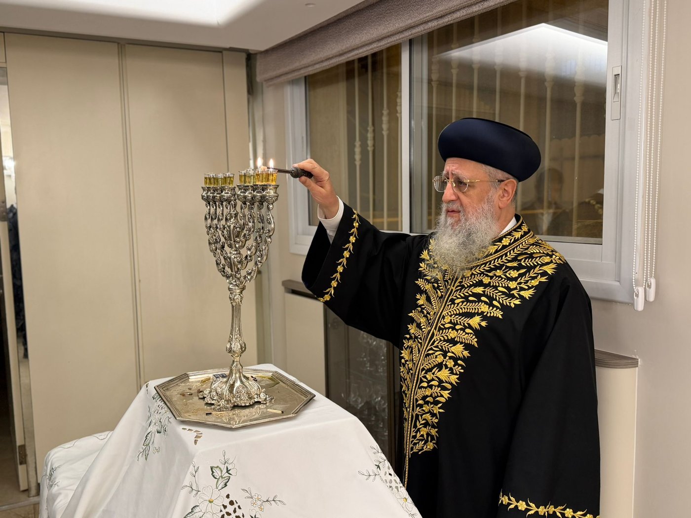 הראשל"צ הגר"ד יוסף בהדלקת נר שמיני של חנוכה