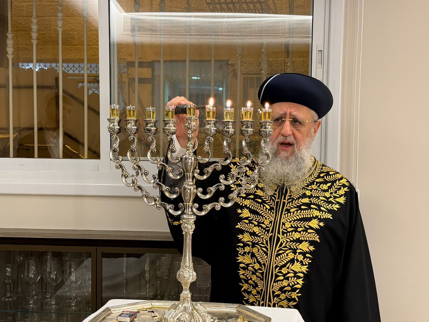 הראשל"צ הגר"ד יוסף בהדלקת נר שמיני של חנוכה