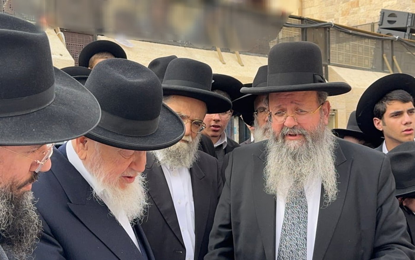 הגאון רבי עזרא בצרי בתפילה בכותל המערבי