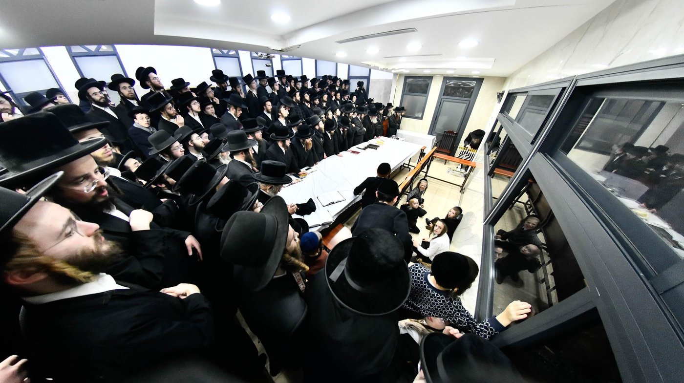 האדמו"ר מלעלוב ניקלשבורג בהדלקת נרות חנוכה