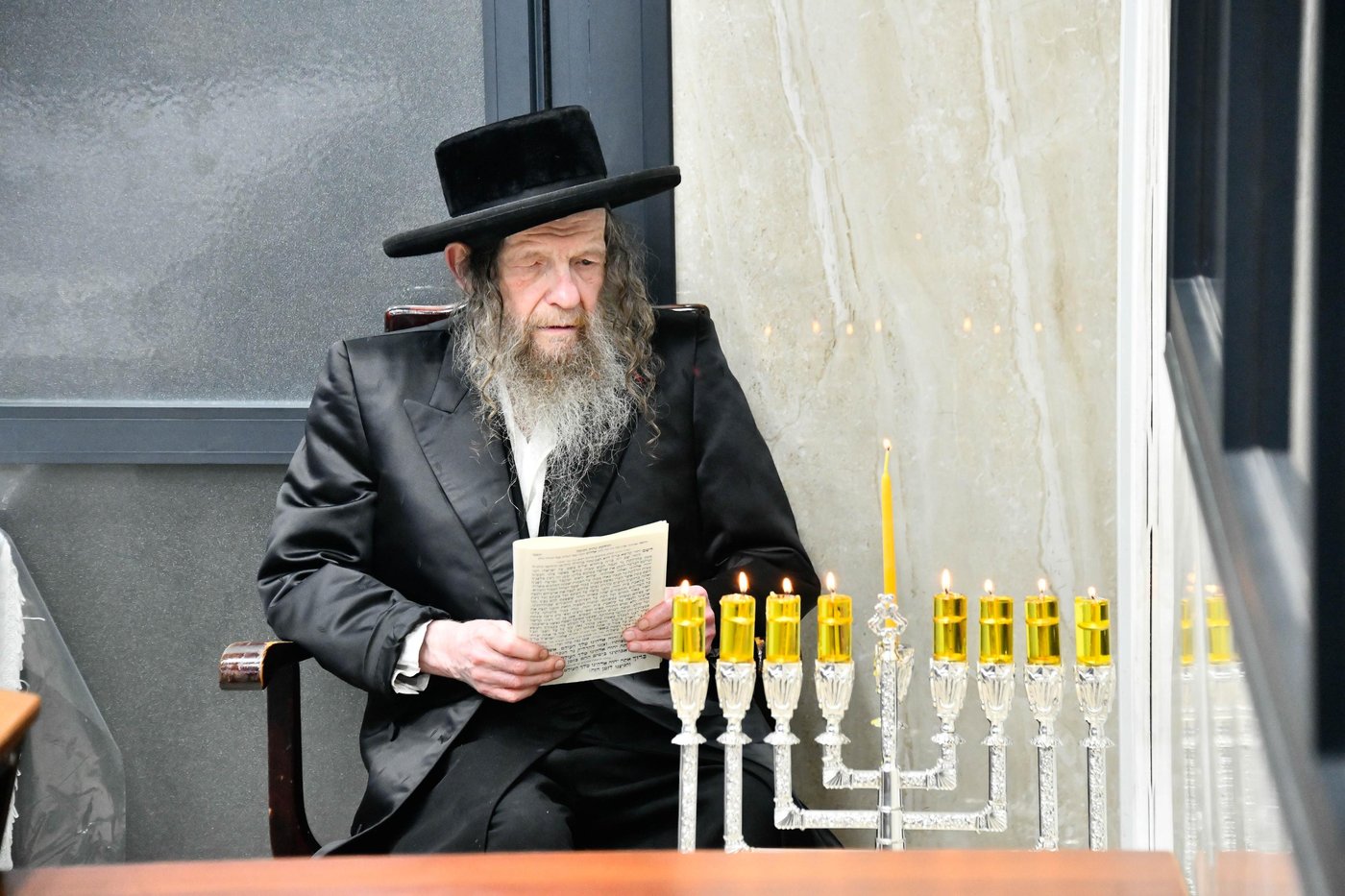 האדמו"ר מלעלוב ניקלשבורג בהדלקת נרות חנוכה