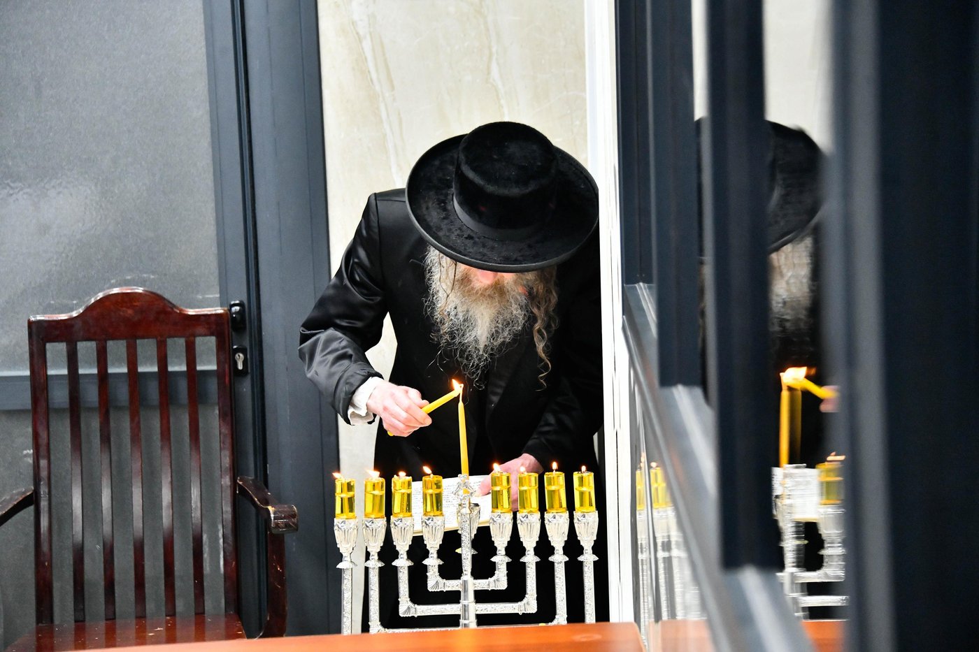 האדמו"ר מלעלוב ניקלשבורג בהדלקת נרות חנוכה