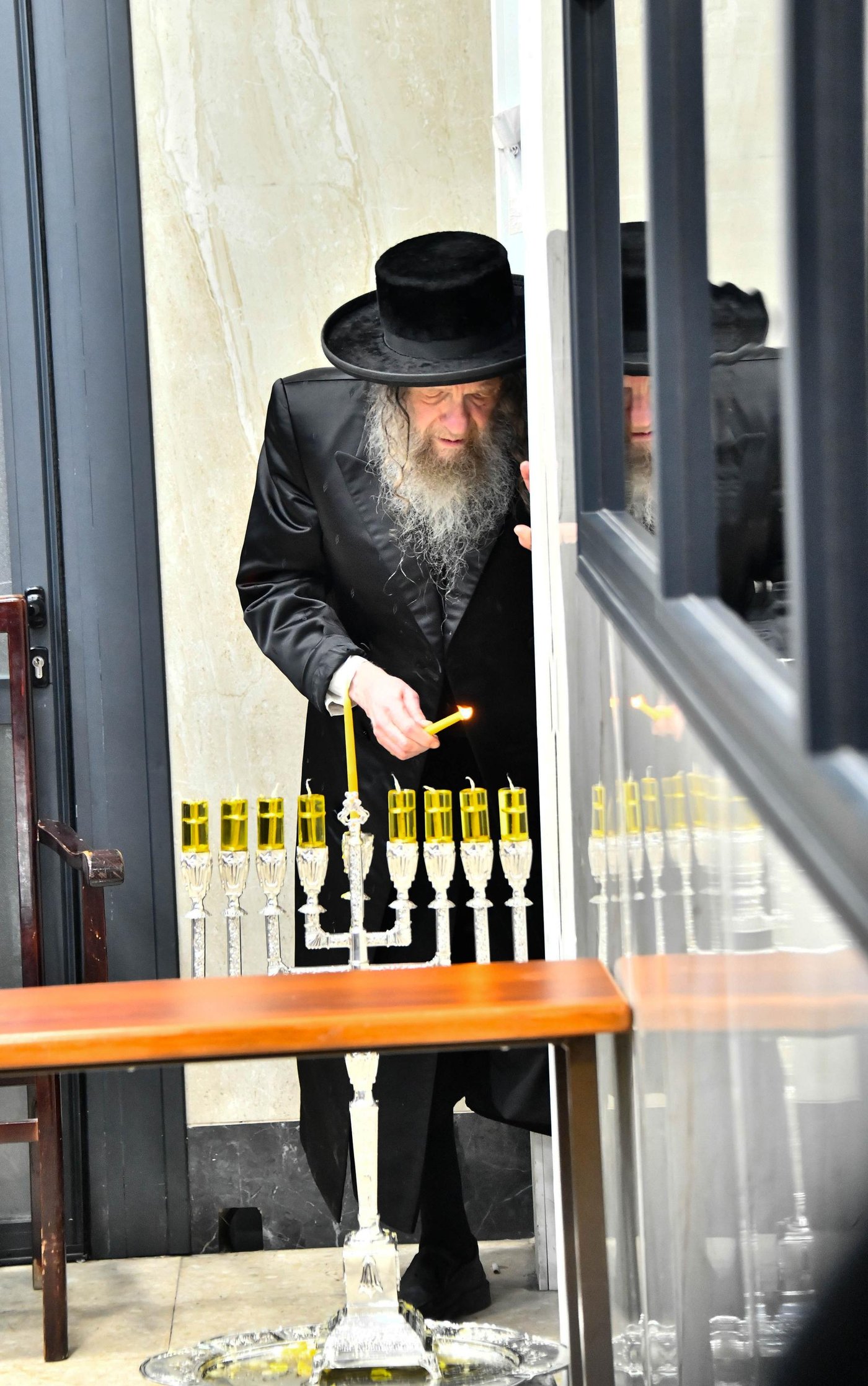 האדמו"ר מלעלוב ניקלשבורג בהדלקת נרות חנוכה