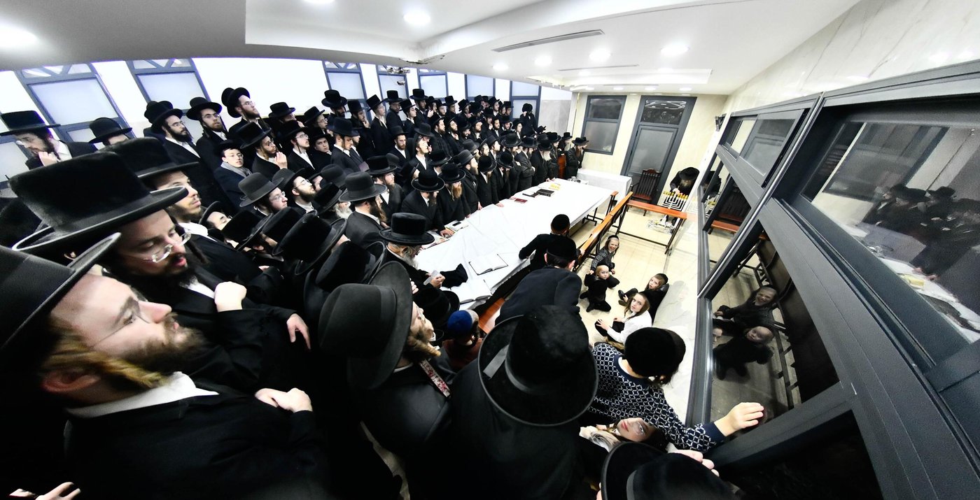 האדמו"ר מלעלוב ניקלשבורג בהדלקת נרות חנוכה