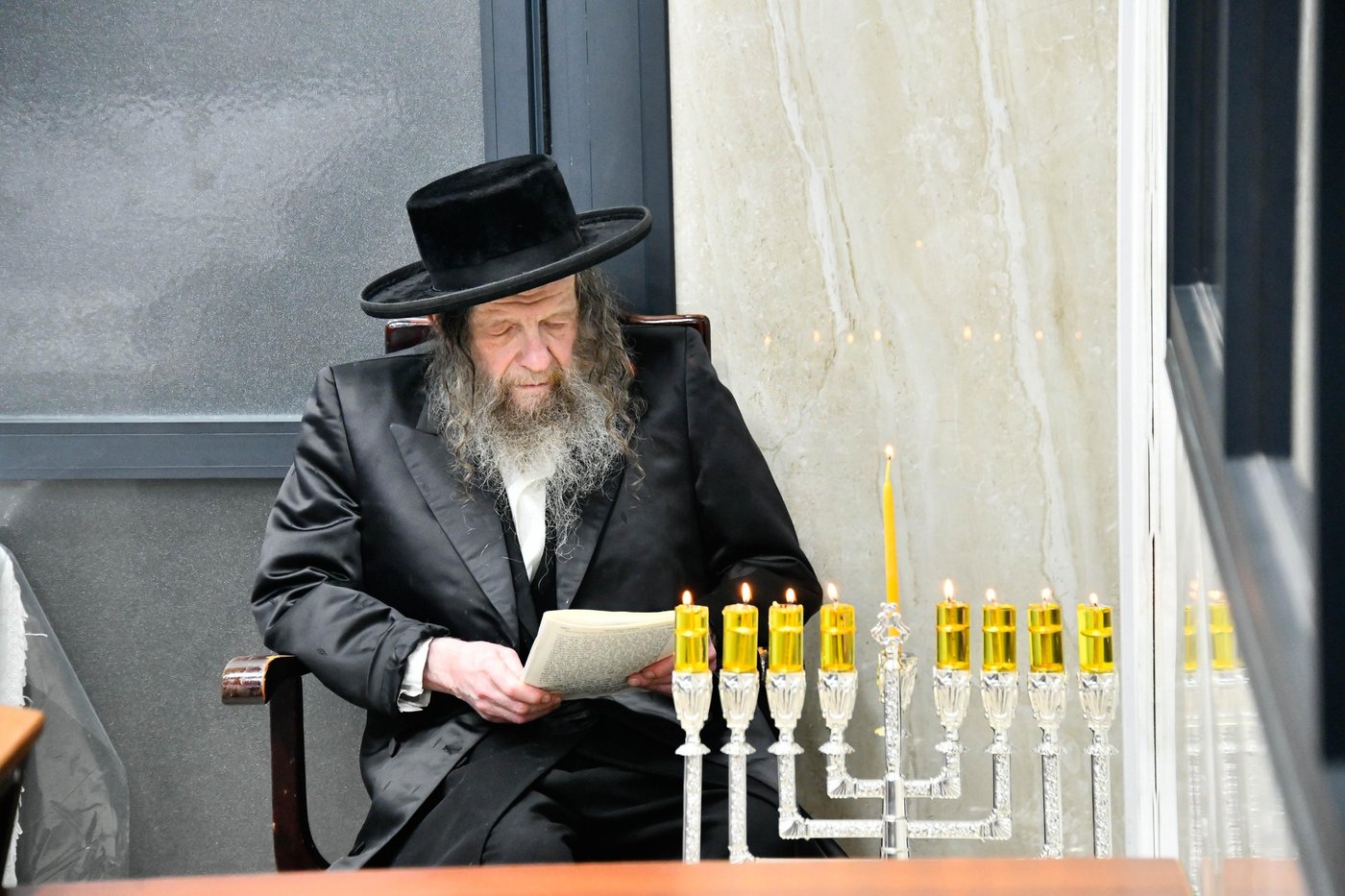 האדמו"ר מלעלוב ניקלשבורג בהדלקת נרות חנוכה