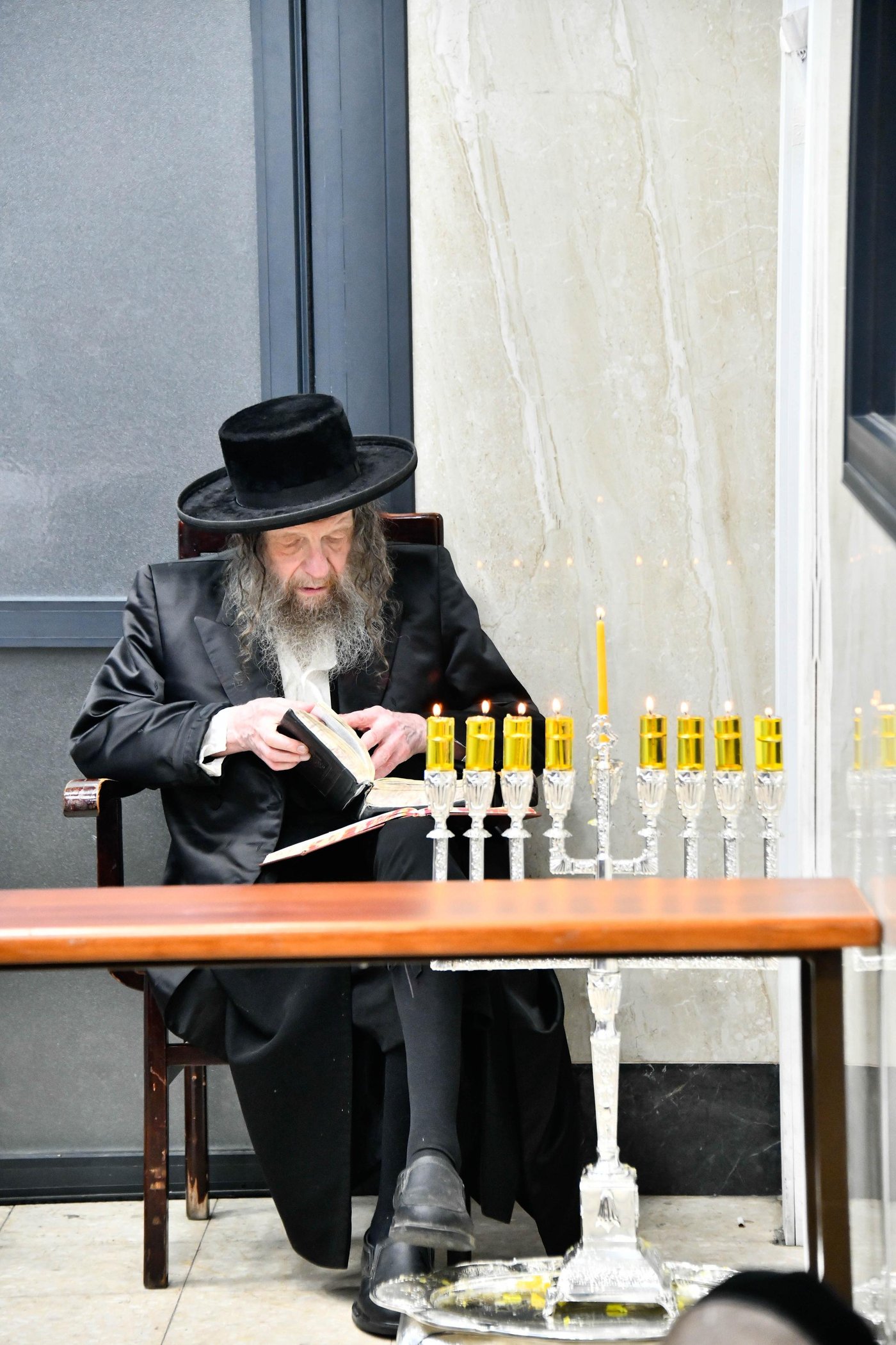 האדמו"ר מלעלוב ניקלשבורג בהדלקת נרות חנוכה