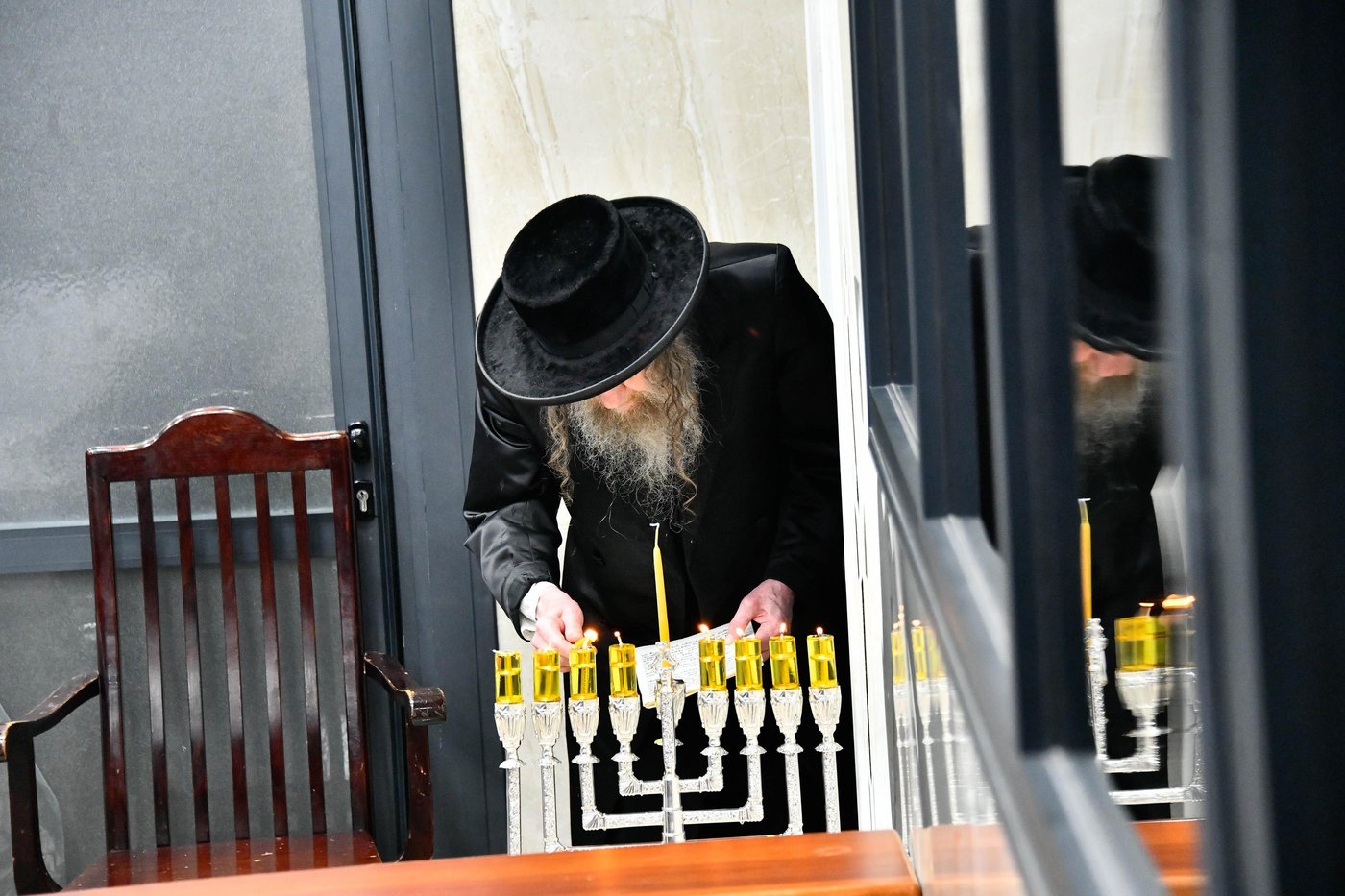 האדמו"ר מלעלוב ניקלשבורג בהדלקת נרות חנוכה