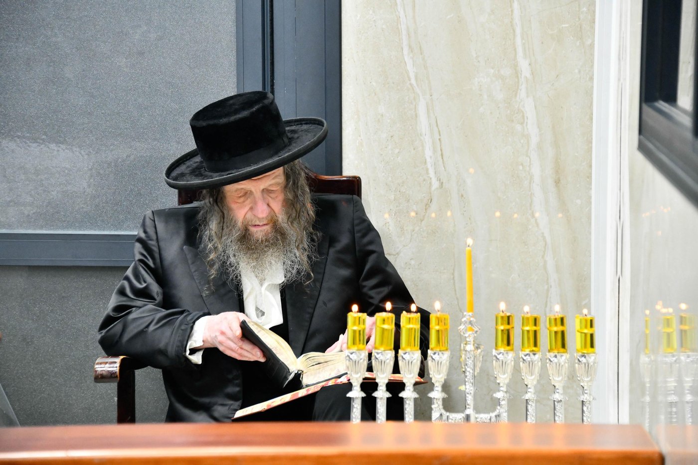 האדמו"ר מלעלוב ניקלשבורג בהדלקת נרות חנוכה