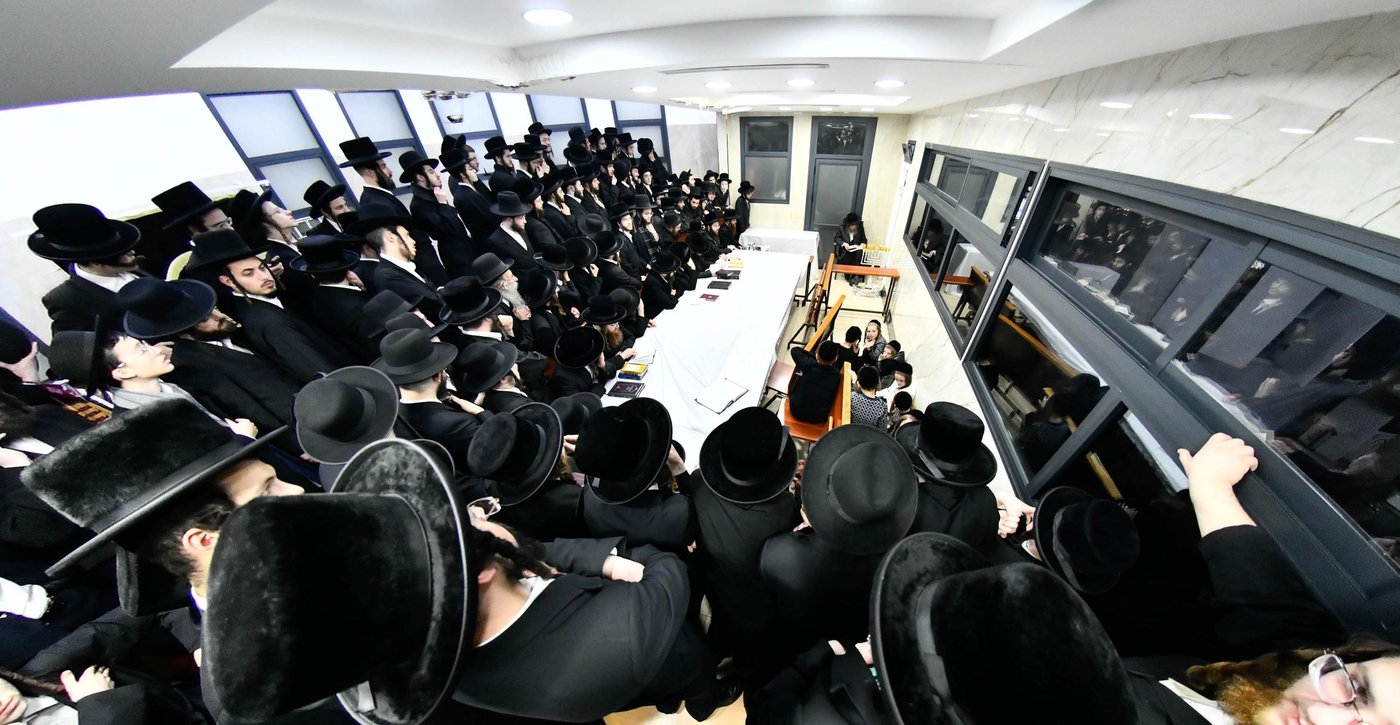 האדמו"ר מלעלוב ניקלשבורג בהדלקת נרות חנוכה