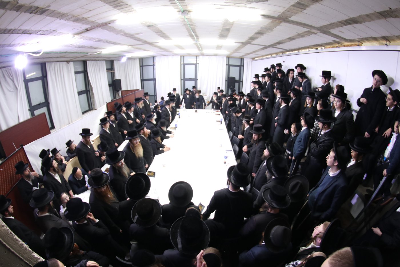 חנוכה בחצה"ק דינוב