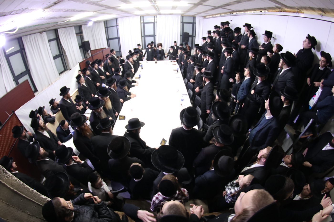 חנוכה בחצה"ק דינוב