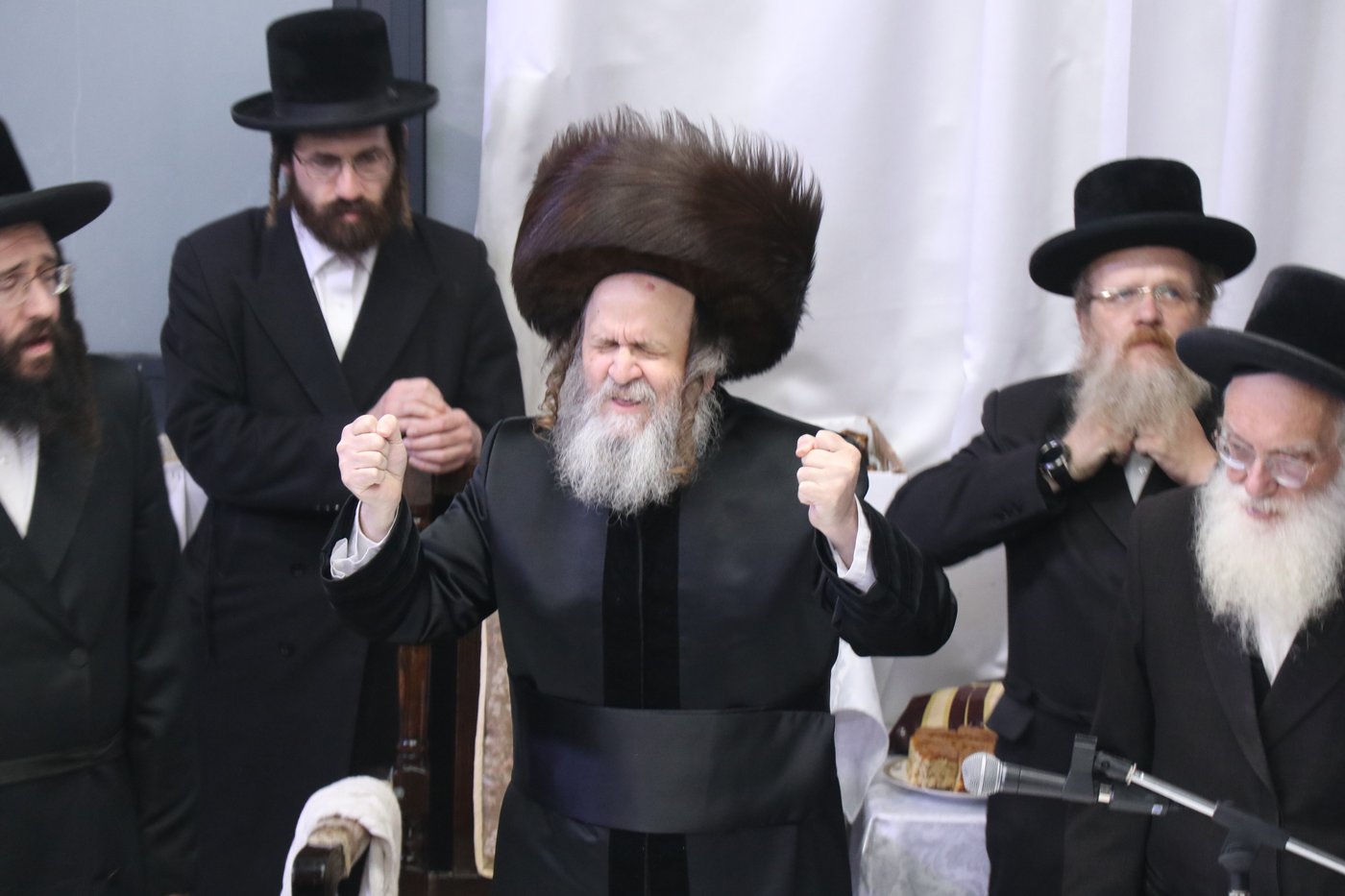 חנוכה בחצה"ק דינוב