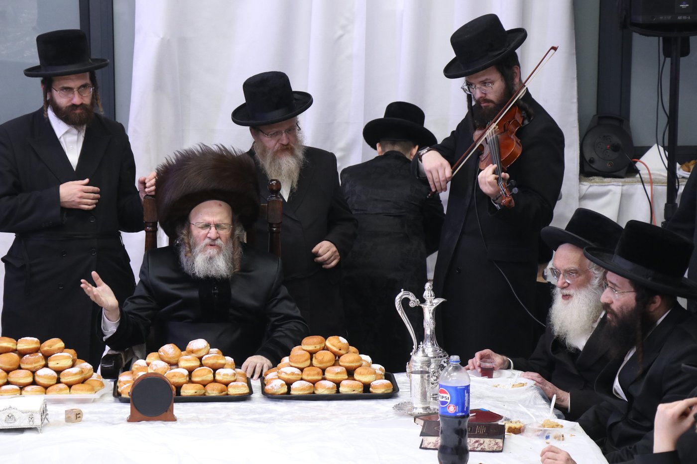 חנוכה בחצה"ק דינוב