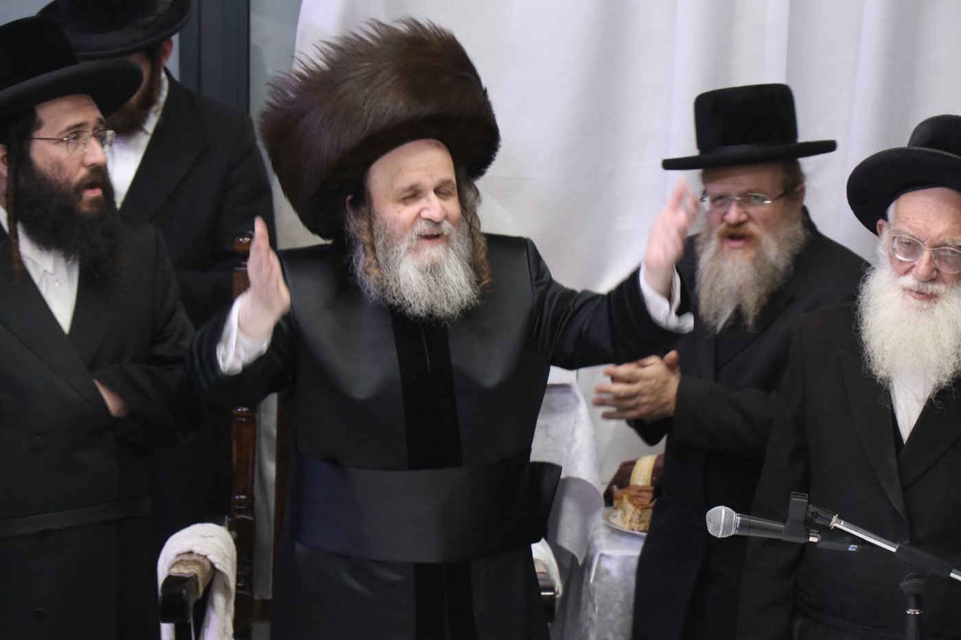 חנוכה בחצה"ק דינוב