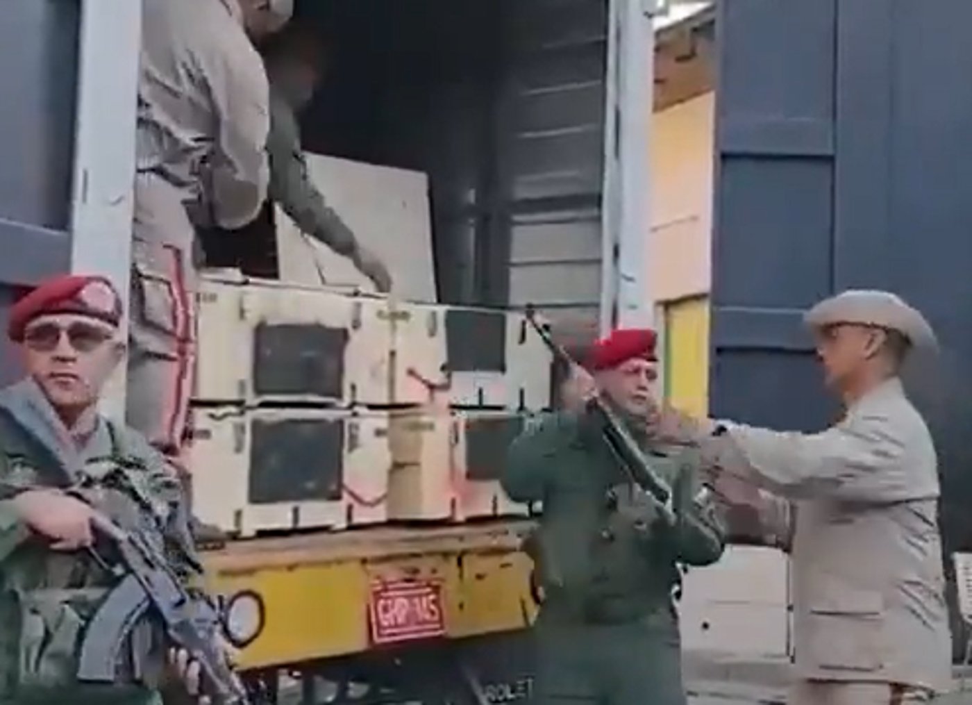 חלוקת נשק לאזרחים