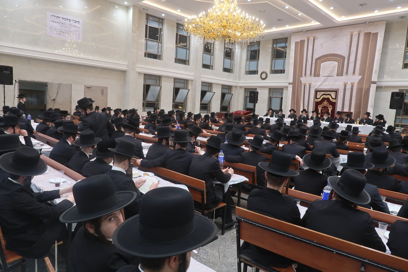 האדמו"ר מדינוב בביקור במוסדות סאטמר