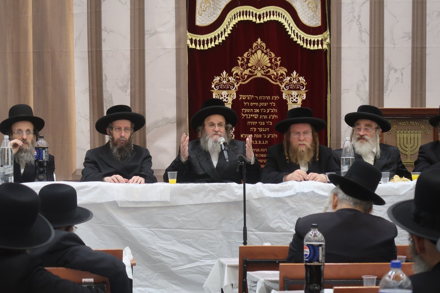 האדמו"ר מדינוב בביקור במוסדות סאטמר