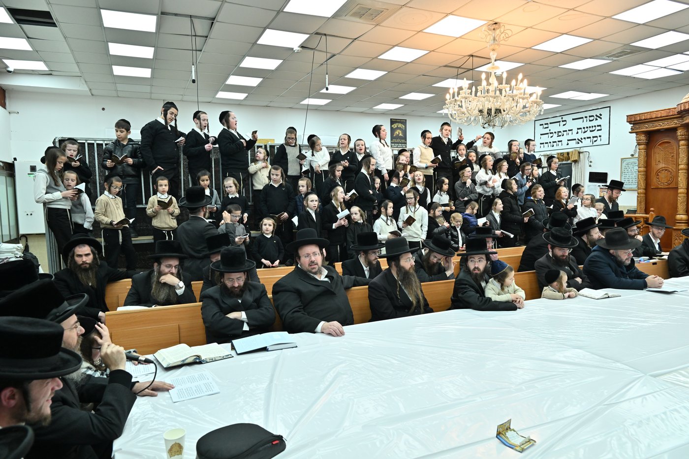 חנוכה בחצה"ק סאסוב