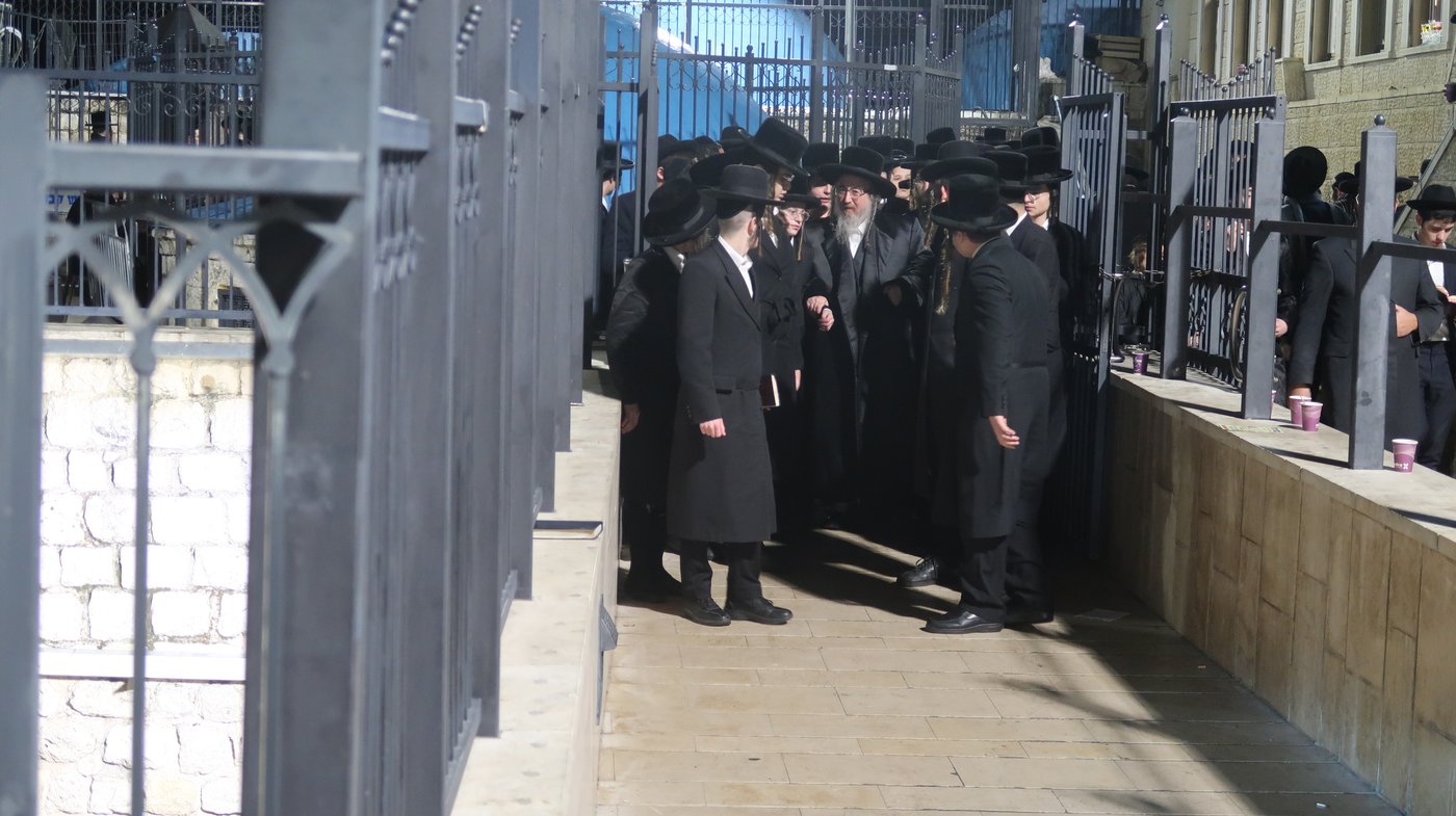 זאת חנוכה בחצה"ק ביאלה ב"ב