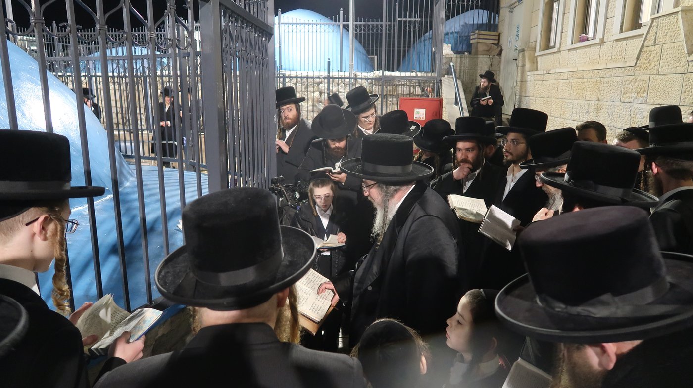 זאת חנוכה בחצה"ק ביאלה ב"ב