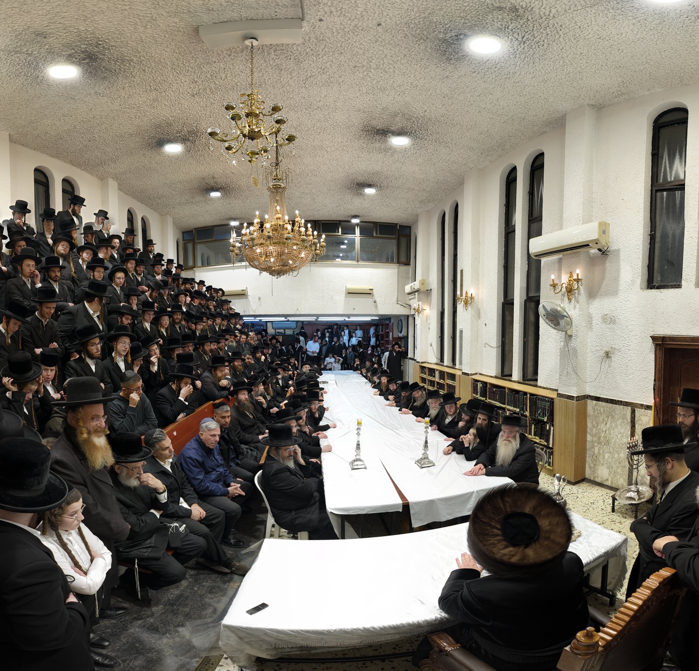 זאת חנוכה בחצה"ק ביאלה ב"ב