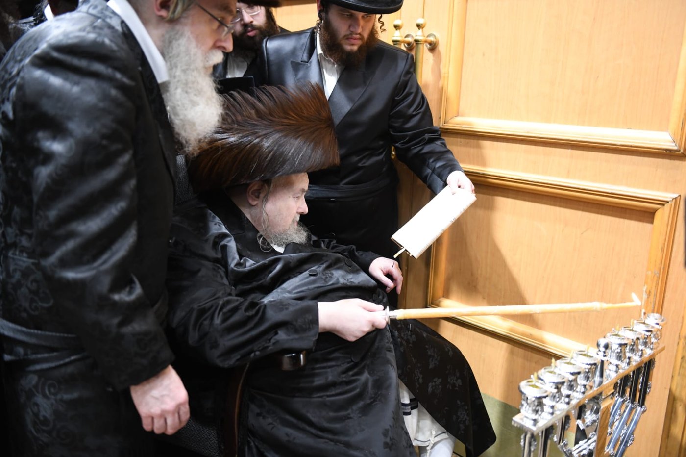 האדמו"ר מבעלזא בהדלקה בערב ומוצאי שב"ק