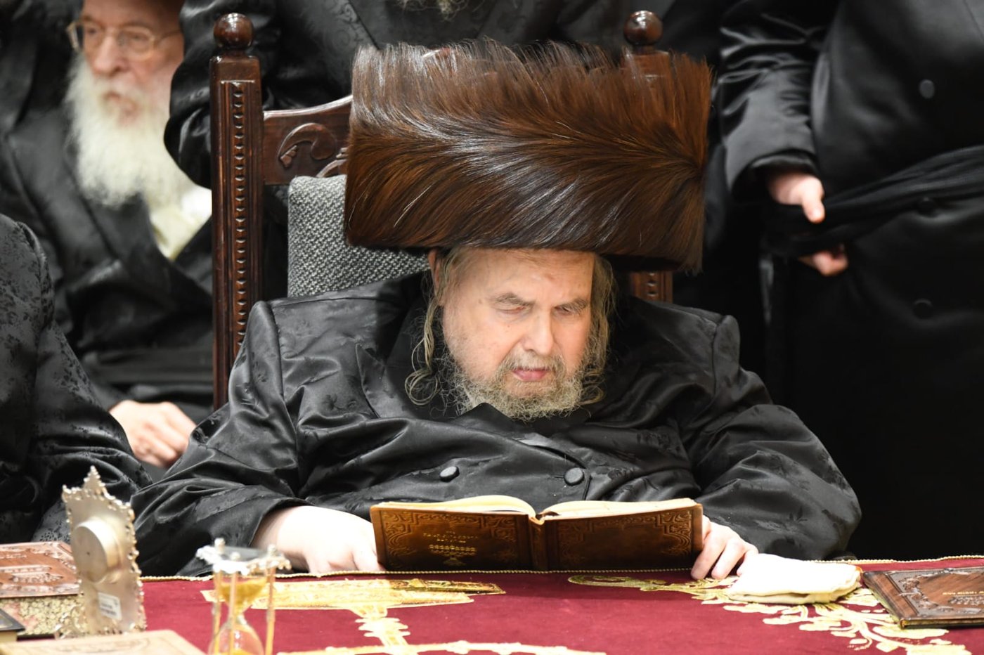 האדמו"ר מבעלזא בהדלקה בערב ומוצאי שב"ק