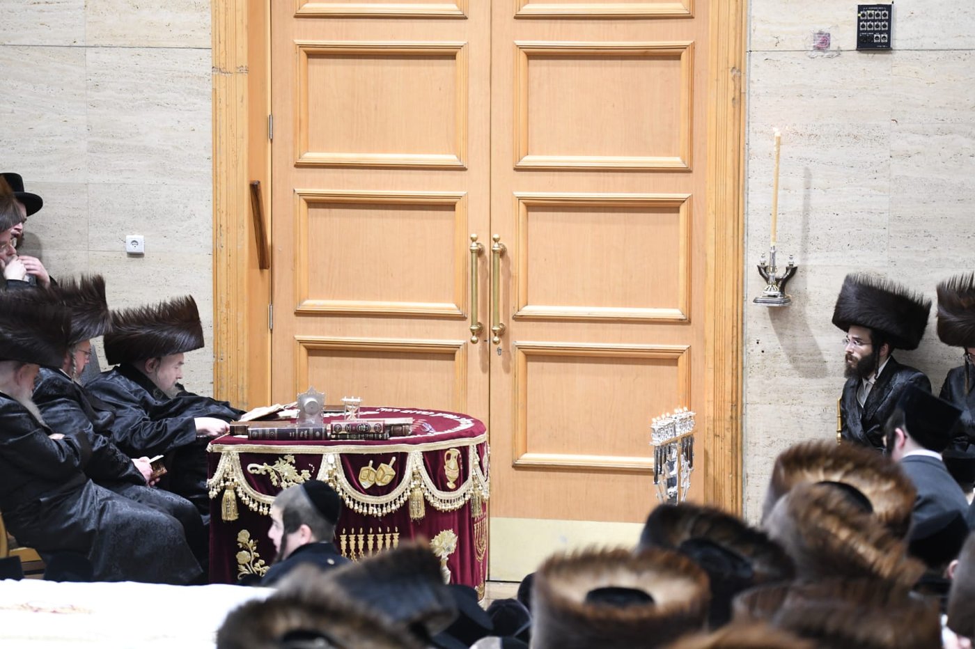 האדמו"ר מבעלזא בהדלקה בערב ומוצאי שב"ק