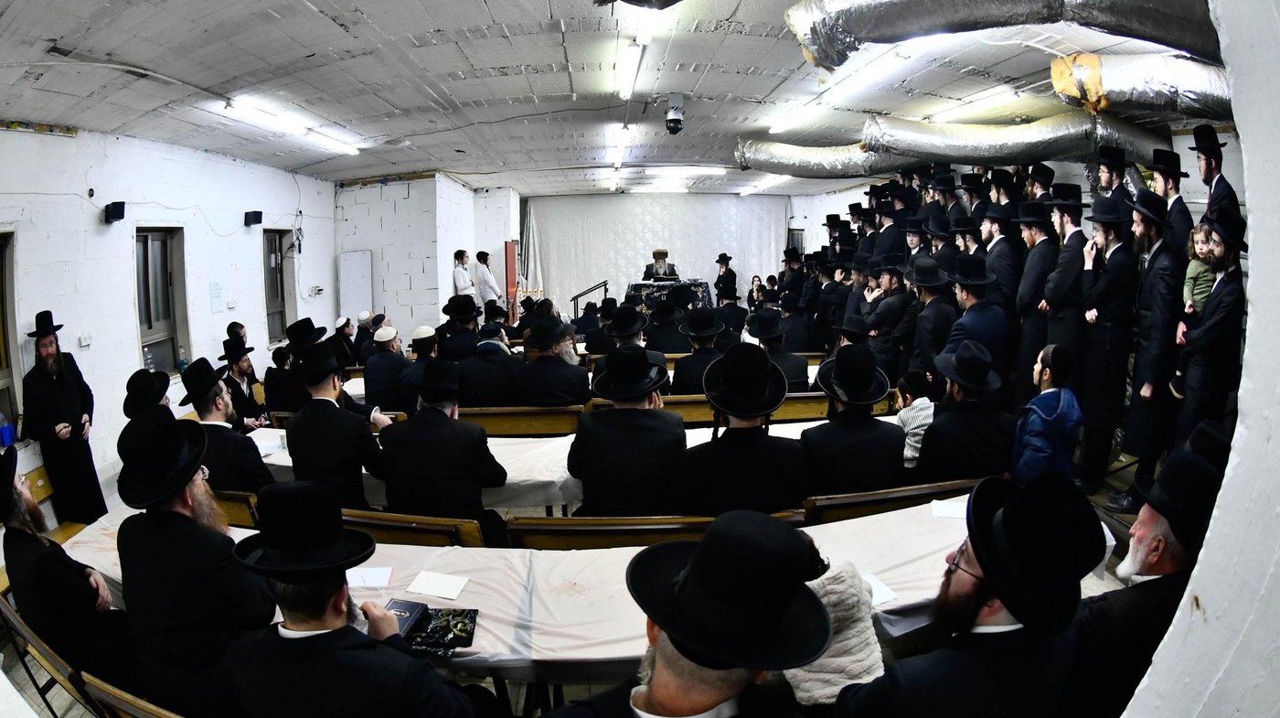 האדמו"ר מטולנא בהדלקת נרות חנוכה