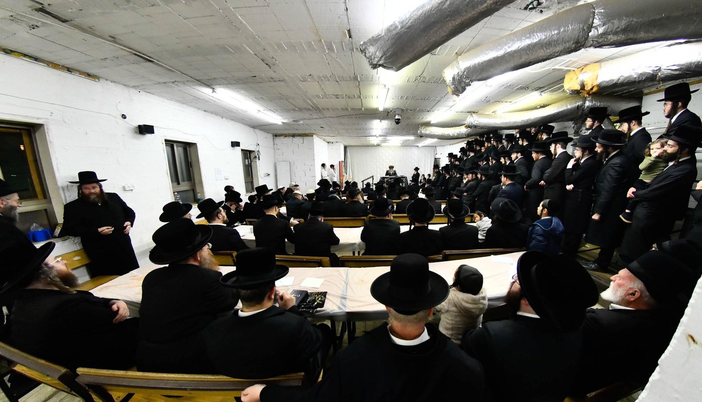 האדמו"ר מטולנא בהדלקת נרות חנוכה