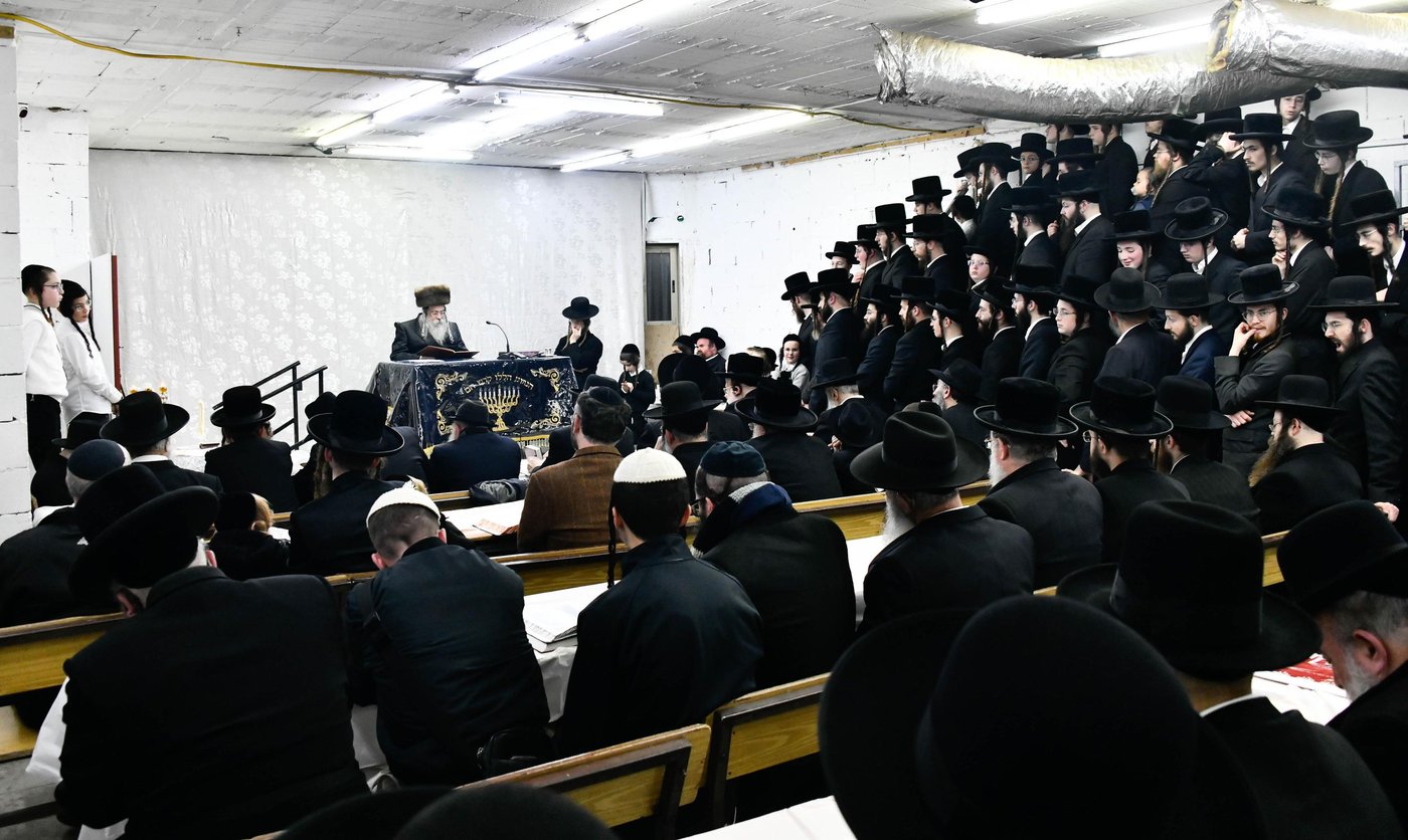 האדמו"ר מטולנא בהדלקת נרות חנוכה