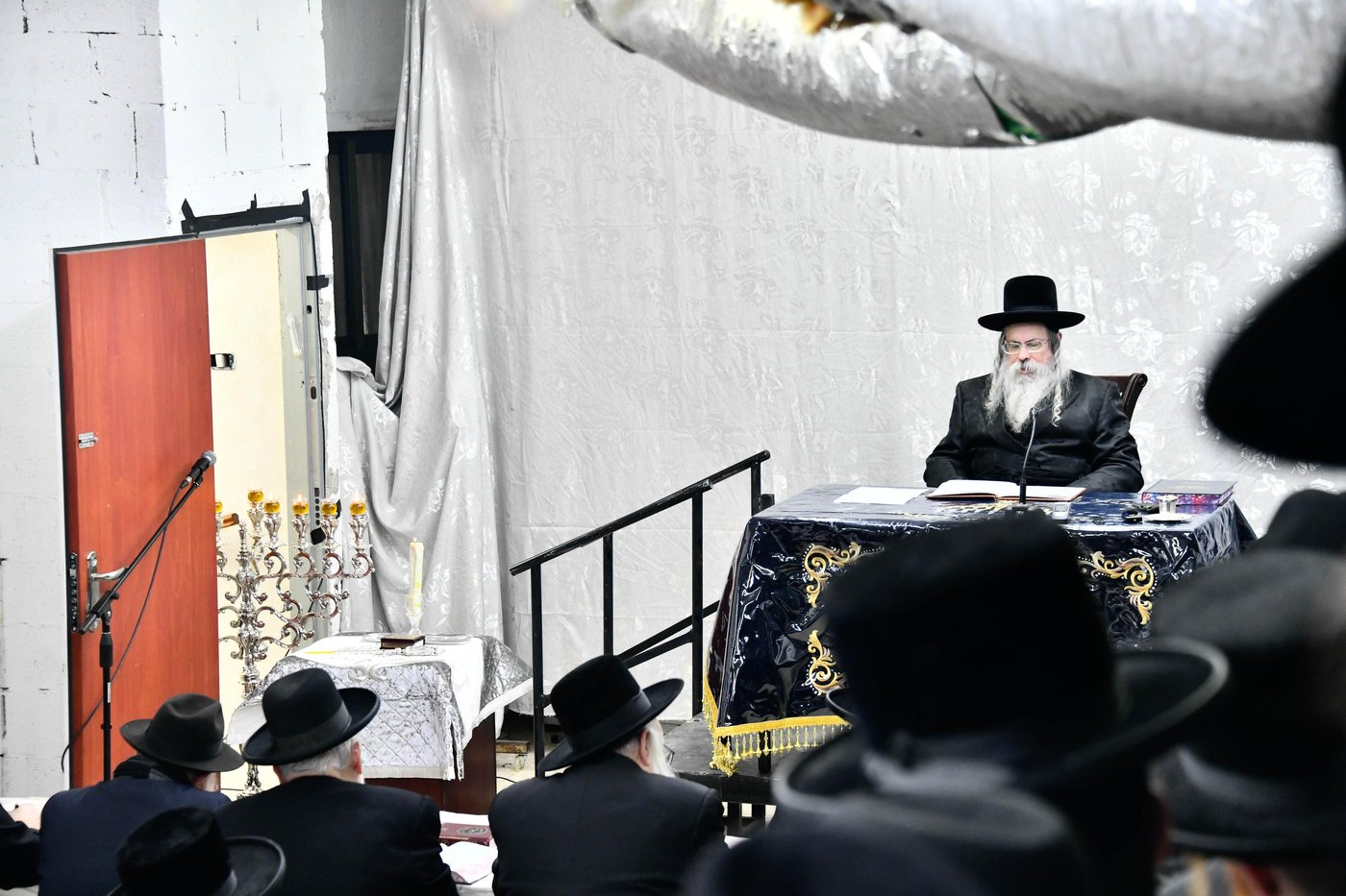 האדמו"ר מטולנא בהדלקת נרות חנוכה