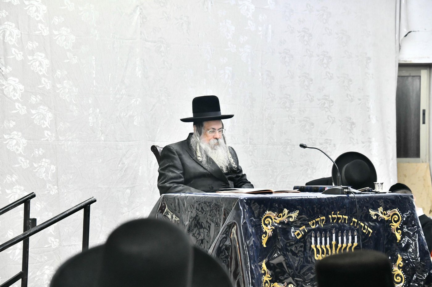 האדמו"ר מטולנא בהדלקת נרות חנוכה