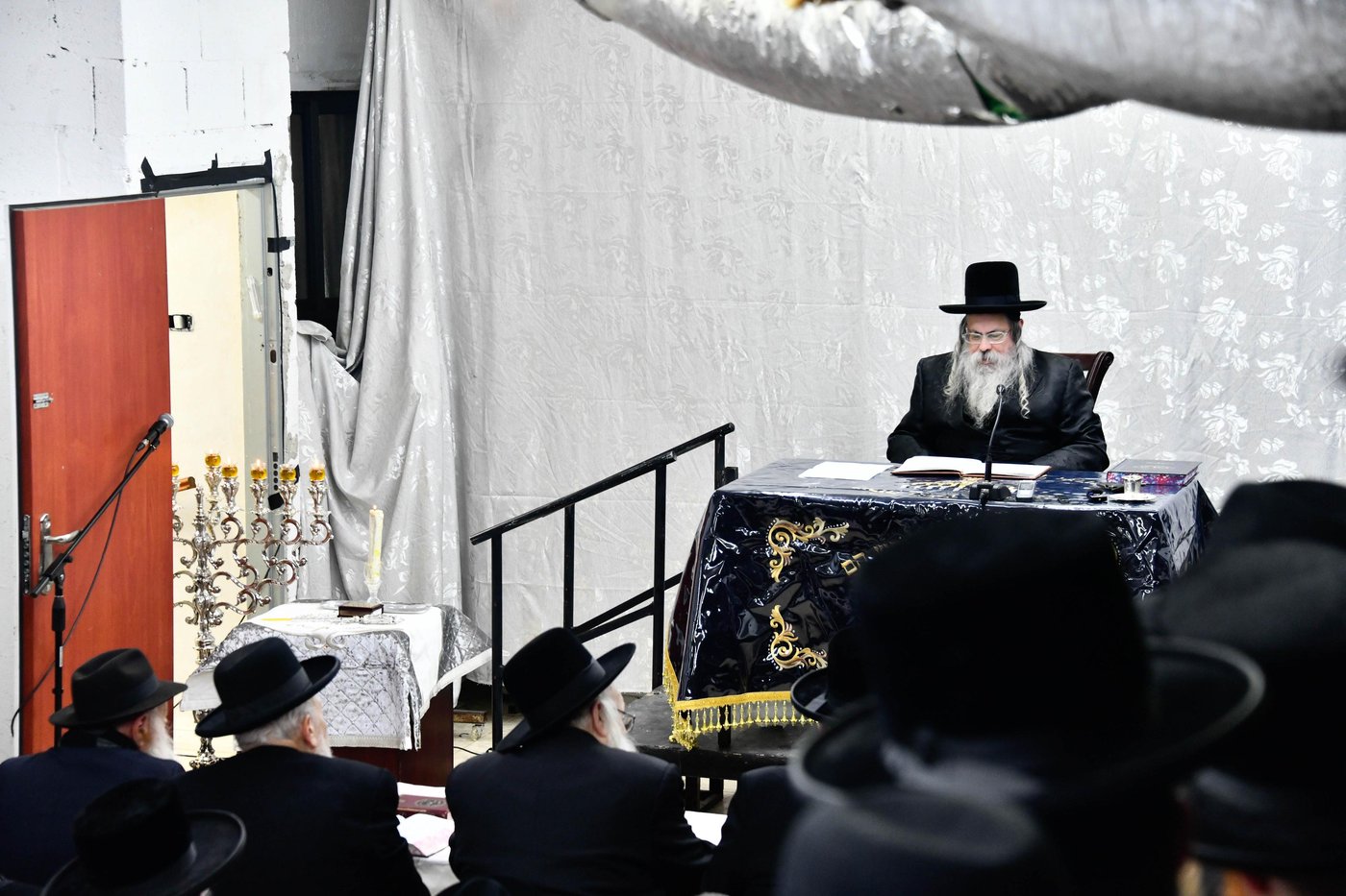 האדמו"ר מטולנא בהדלקת נרות חנוכה