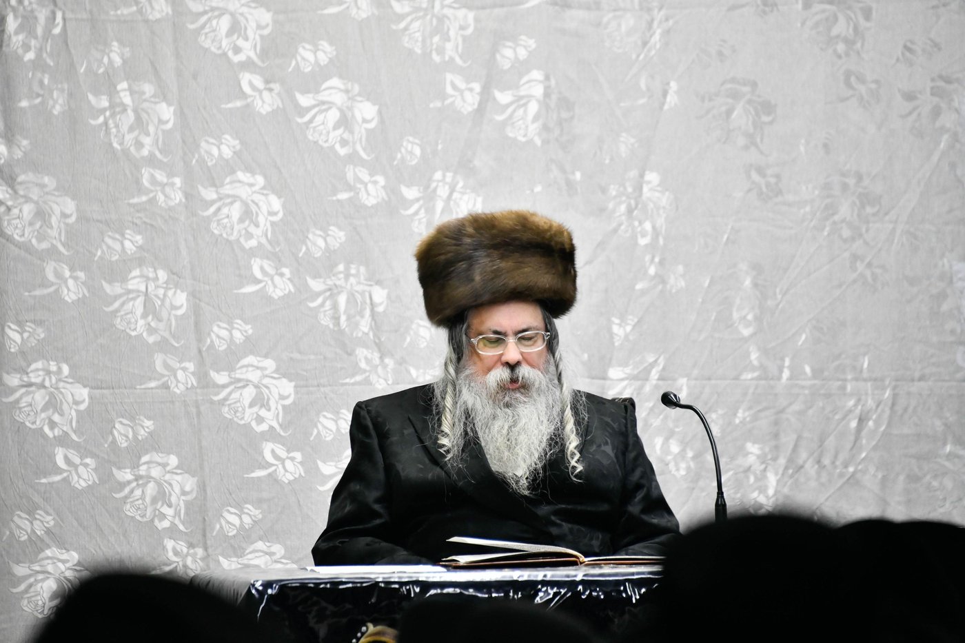 האדמו"ר מטולנא בהדלקת נרות חנוכה