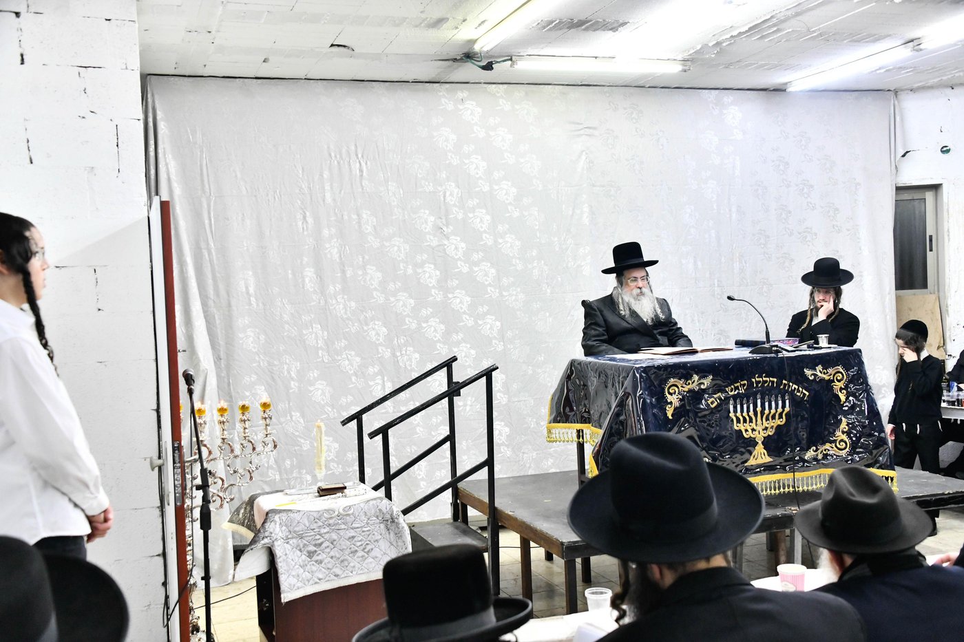 האדמו"ר מטולנא בהדלקת נרות חנוכה