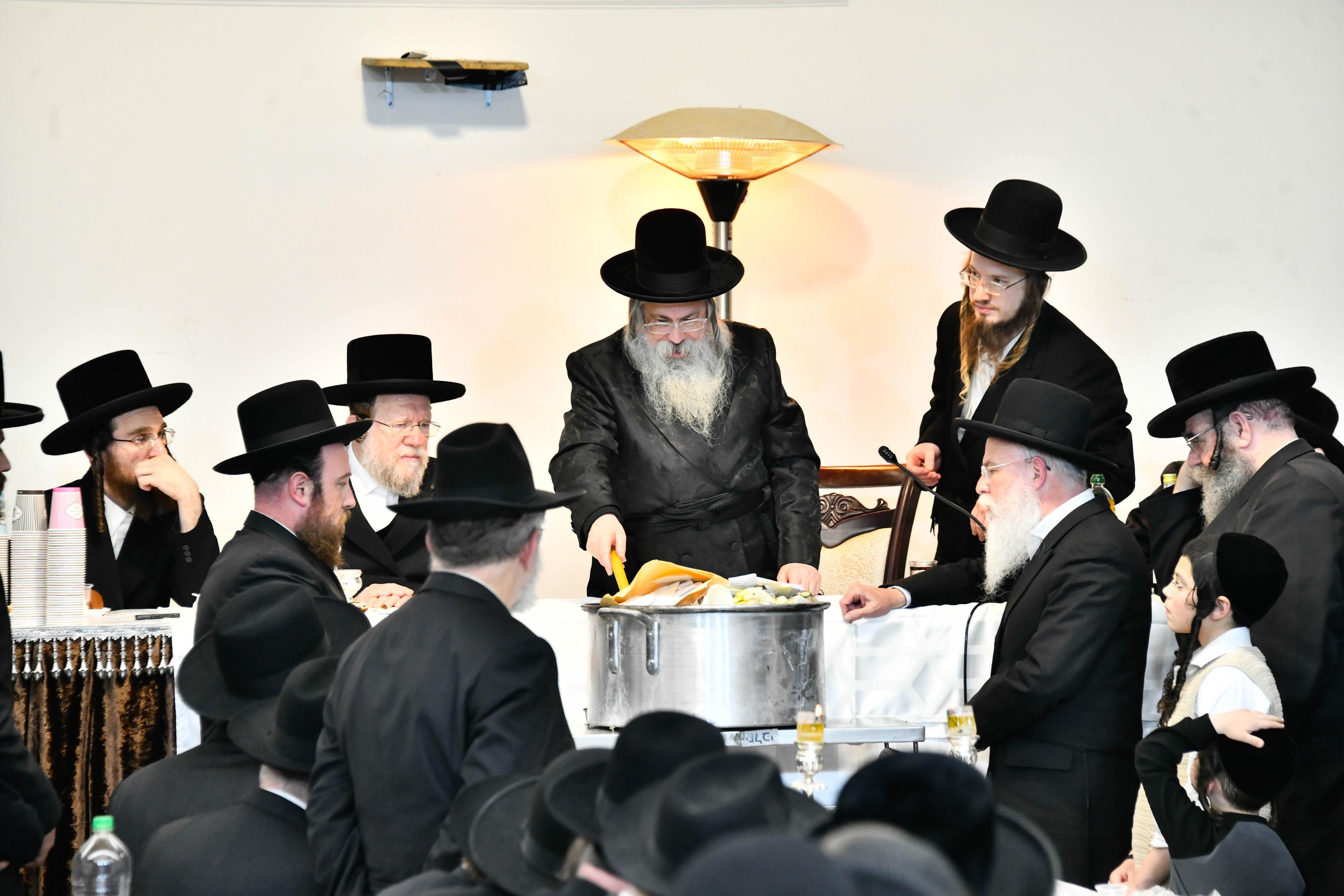 זאת חנוכה בחצה"ק טולנא