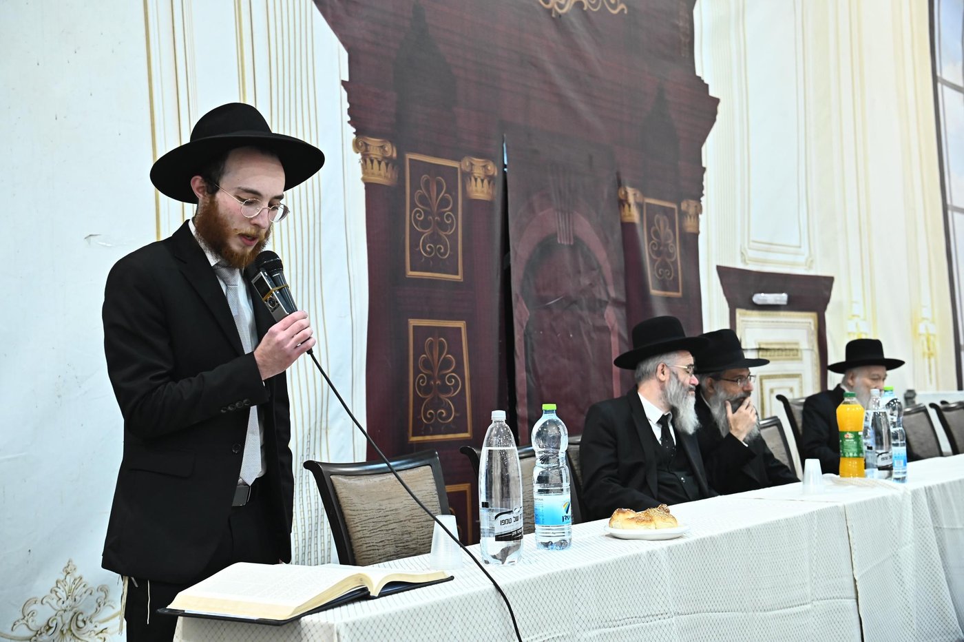 מסיבת חנוכה בישיבת פוניבז'