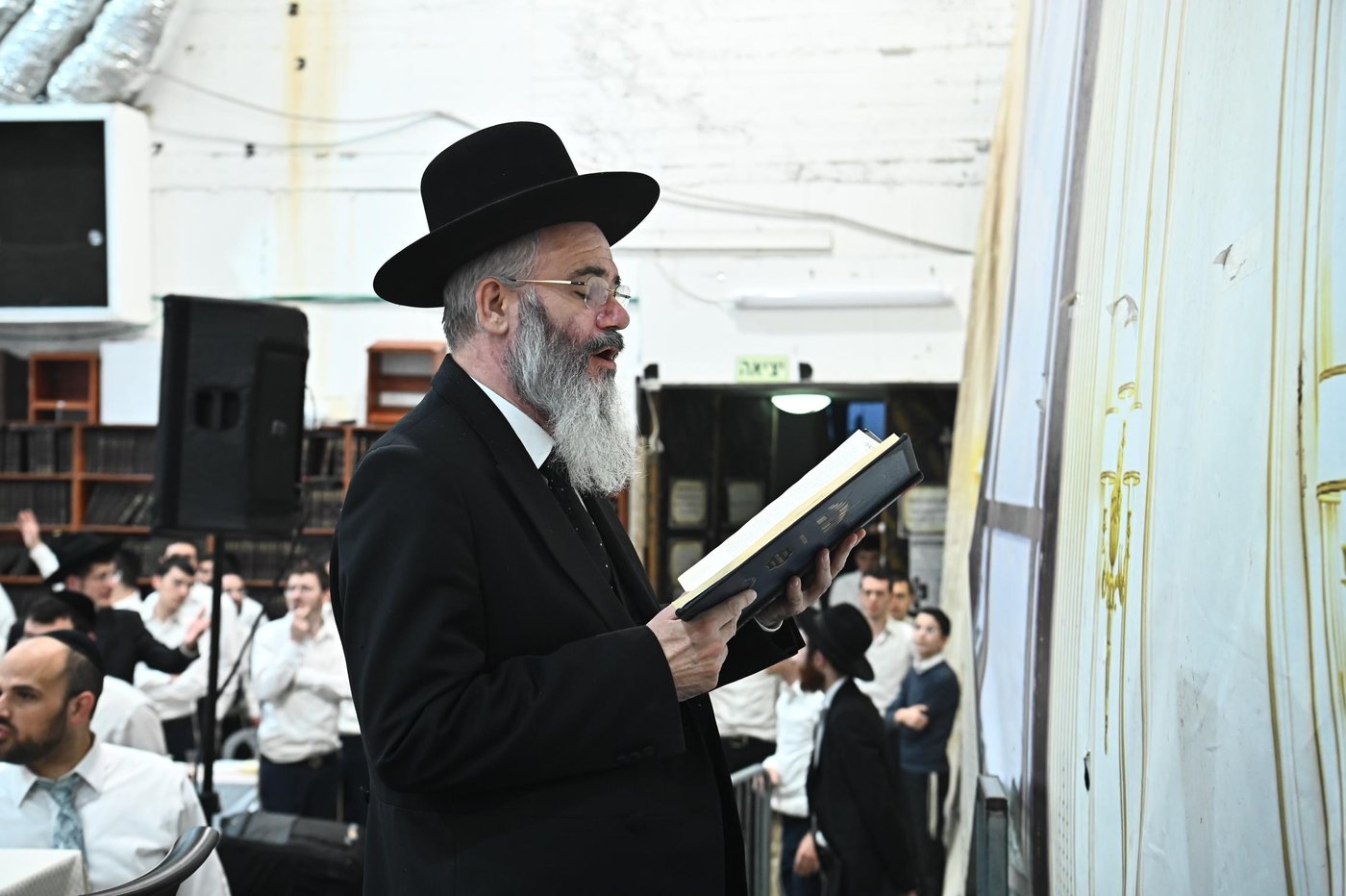 מסיבת חנוכה בישיבת פוניבז'