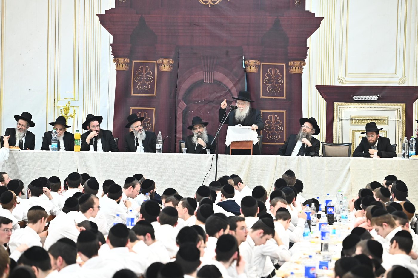 מסיבת חנוכה בישיבת פוניבז'